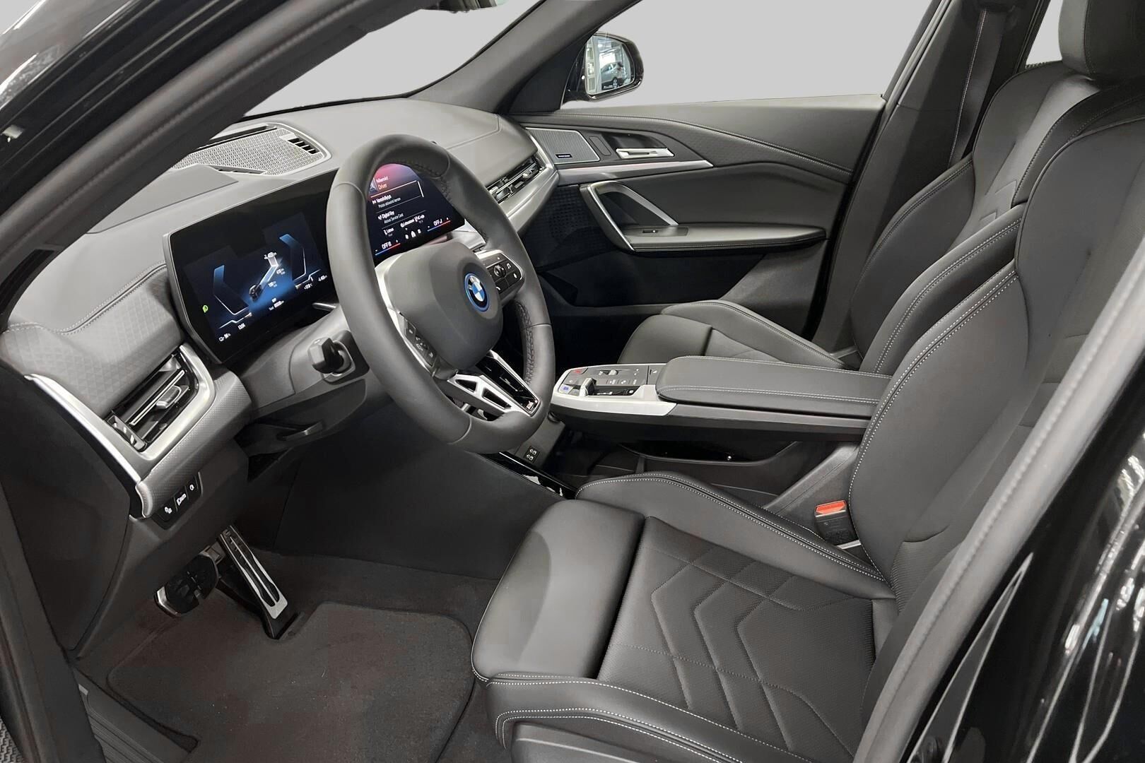 BMW iX2 iso kuva 8