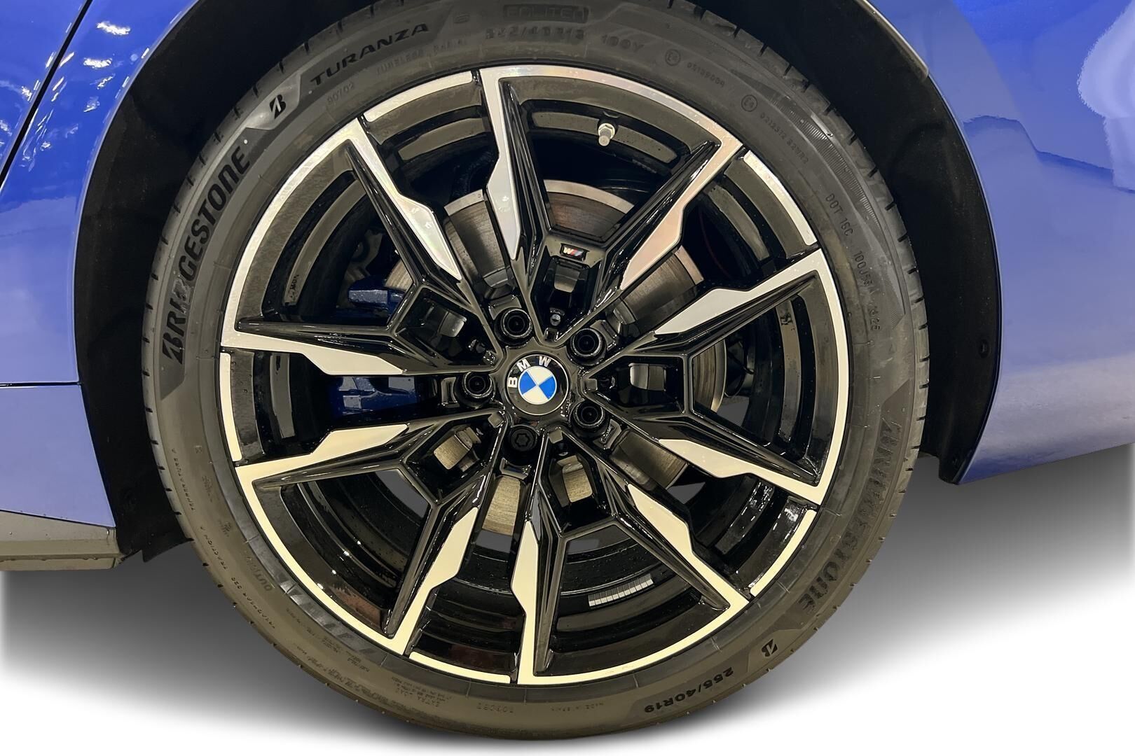 BMW i4 iso kuva 18