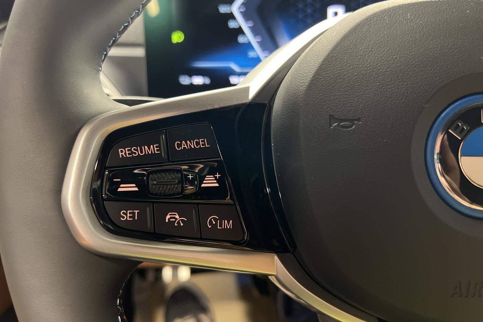 BMW i4 iso kuva 9