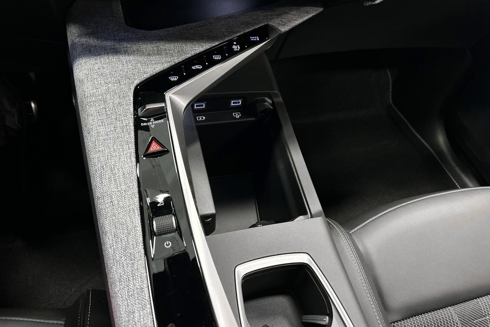 Peugeot E-3008 iso kuva 18