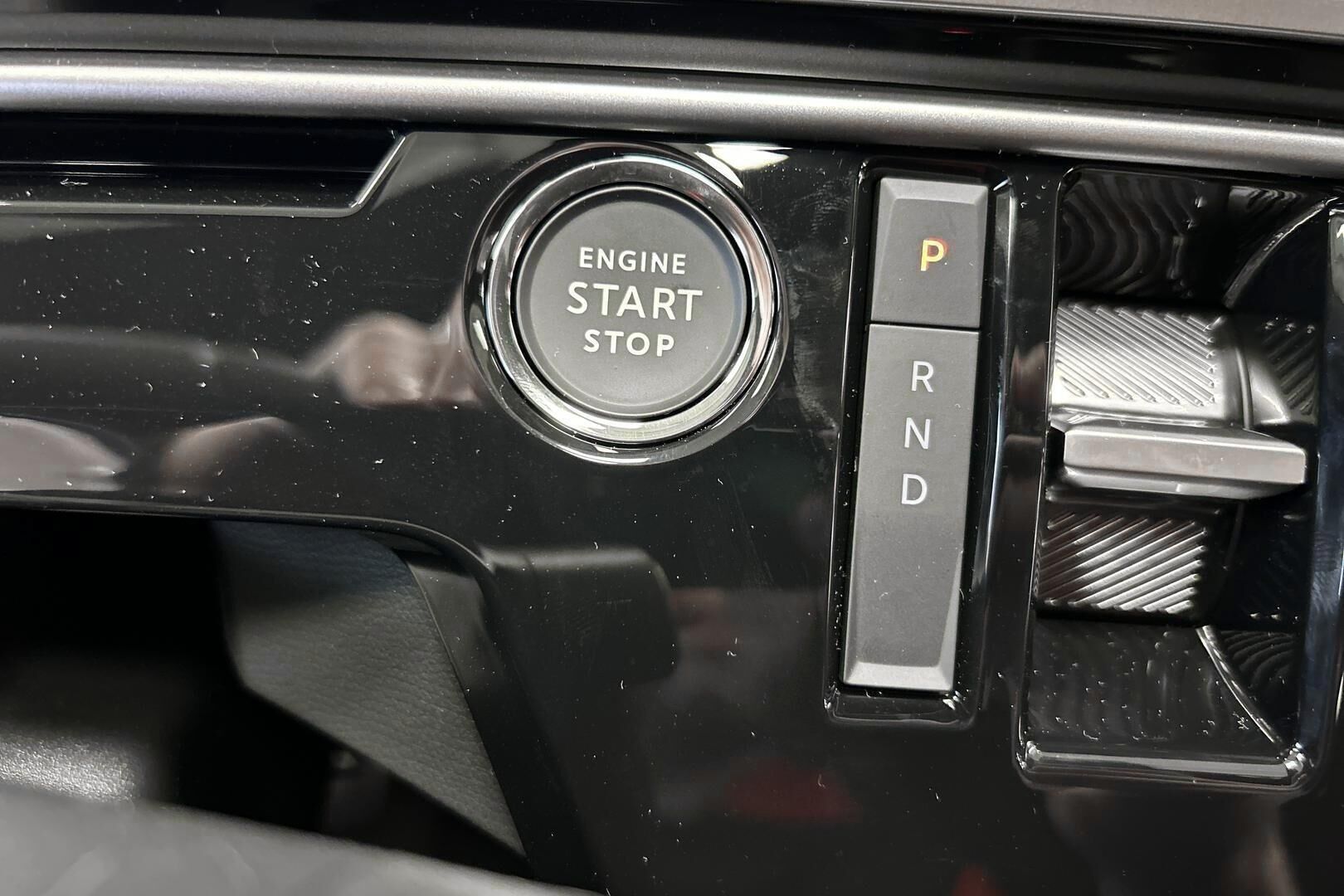 Peugeot E-3008 iso kuva 28