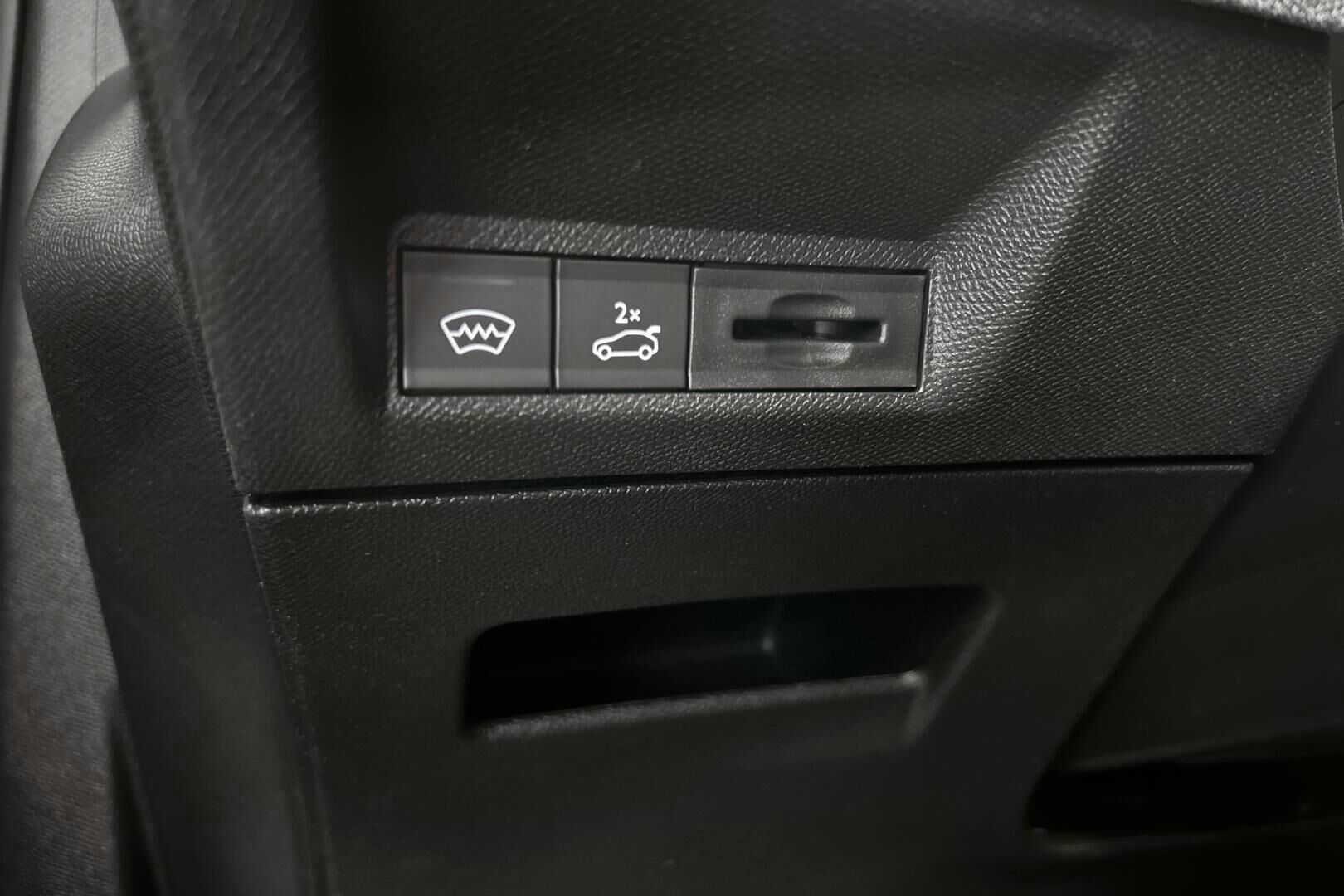 Peugeot E-3008 iso kuva 29