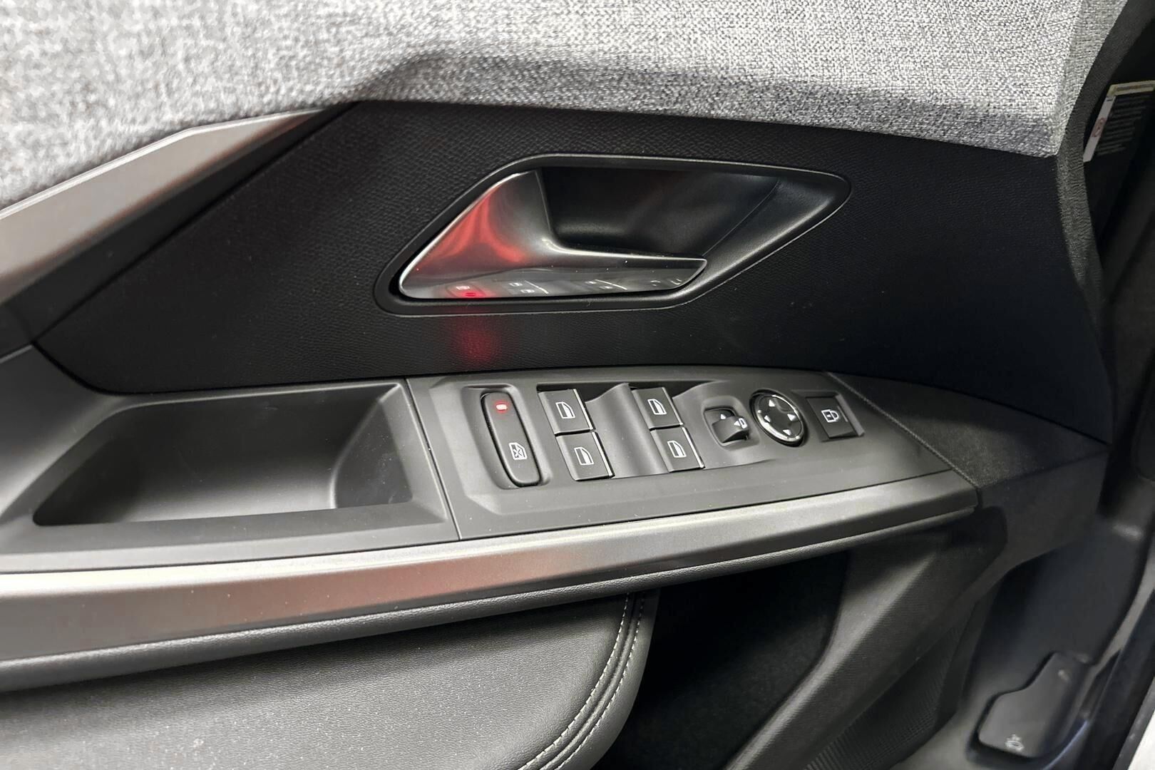 Peugeot E-3008 iso kuva 31
