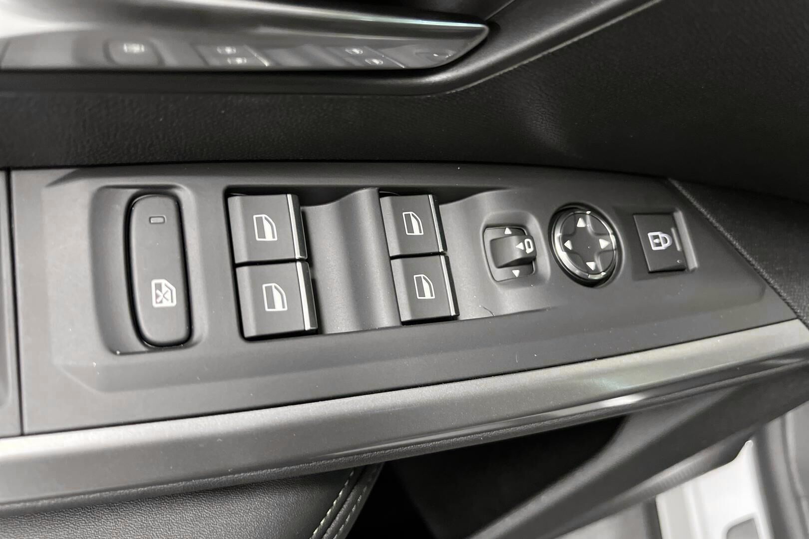 Peugeot E-3008 iso kuva 14