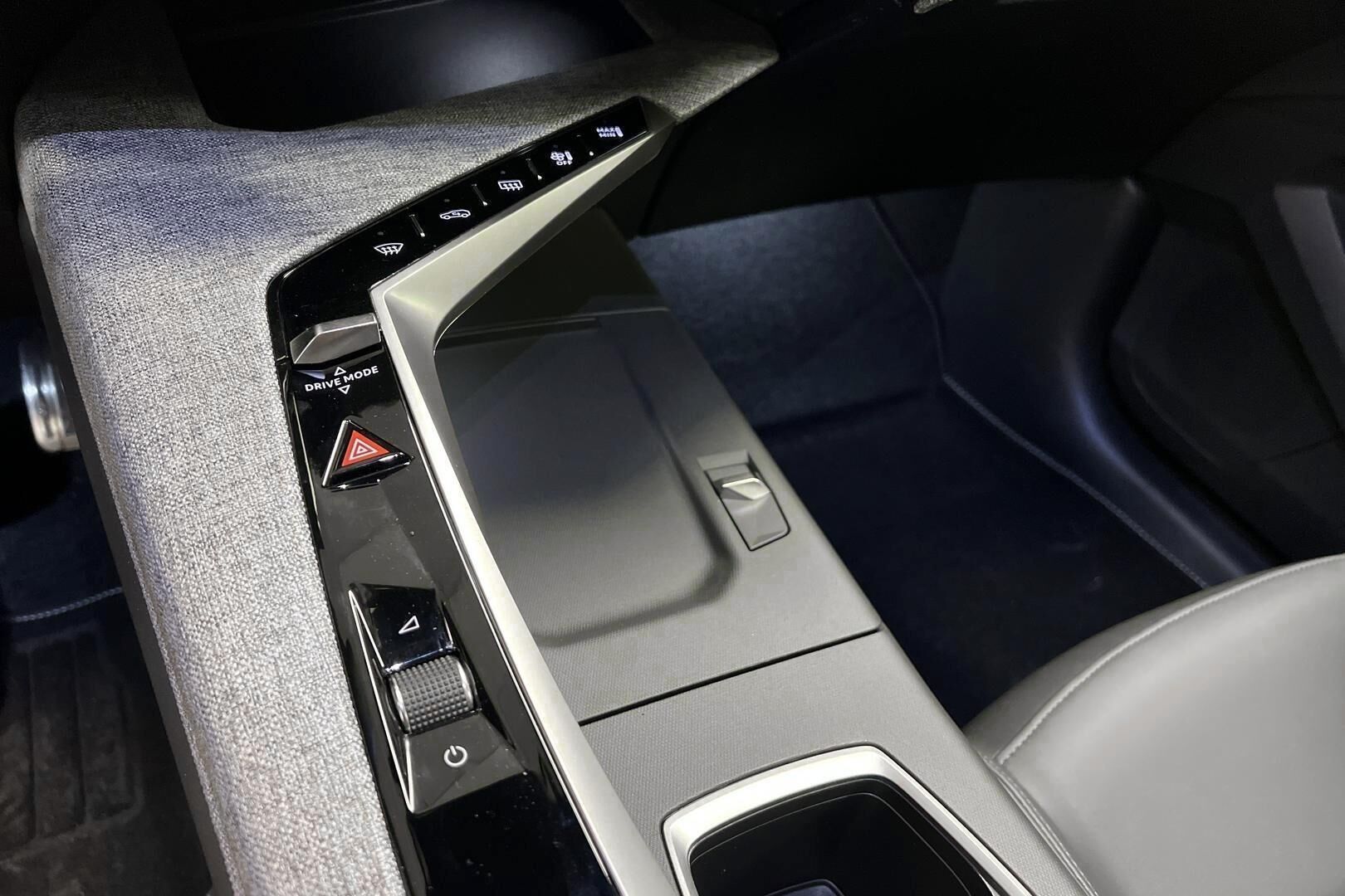 Peugeot E-3008 iso kuva 15