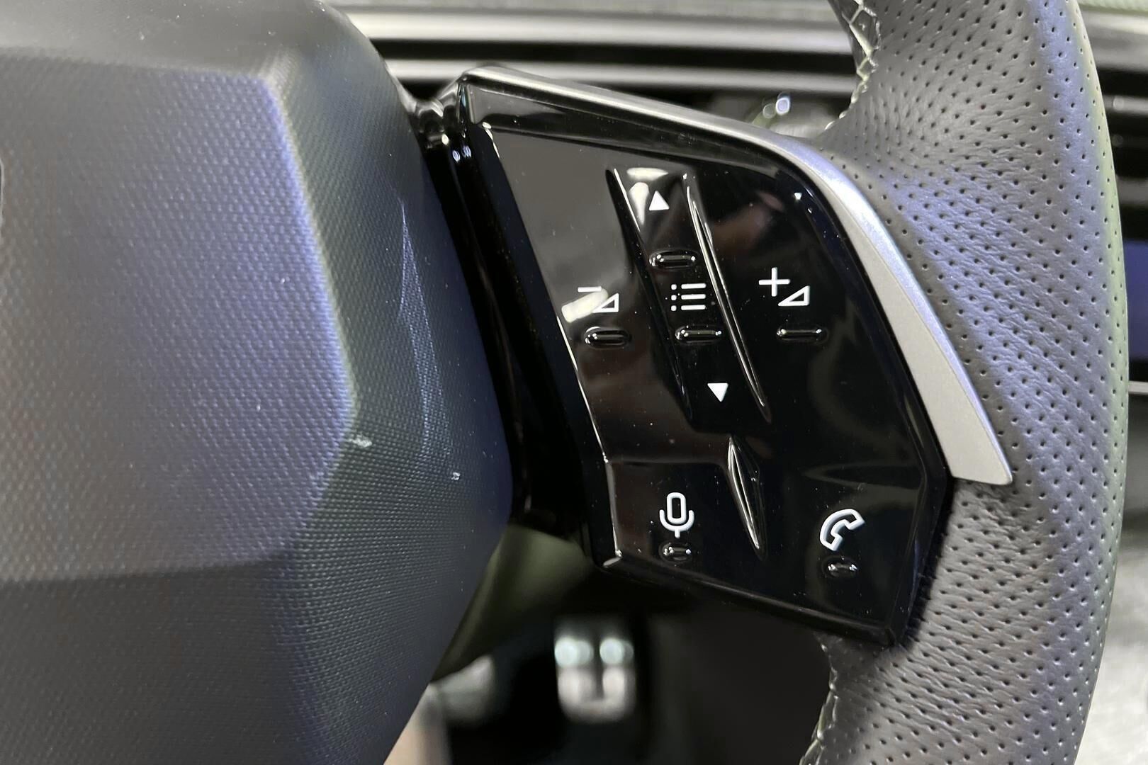 Peugeot E-3008 iso kuva 17