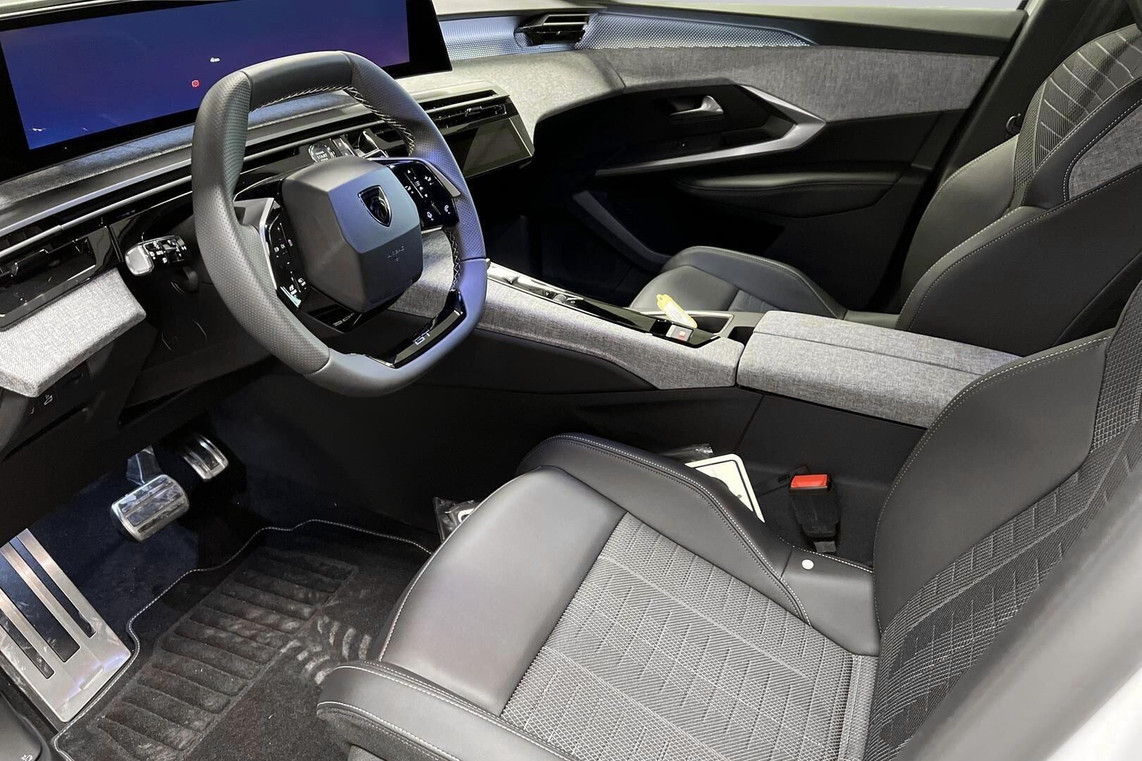 Peugeot E-3008 iso kuva 8