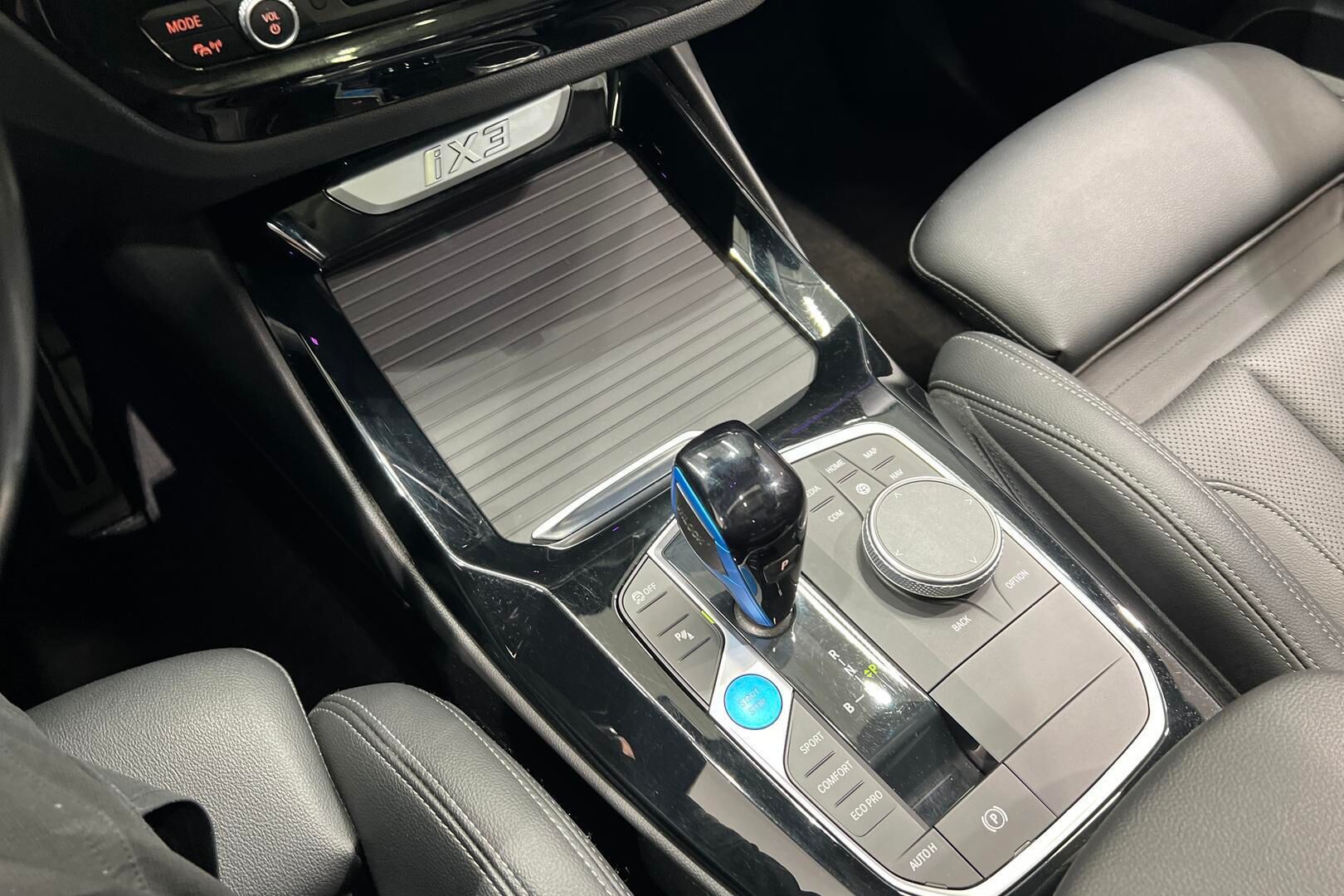 BMW IX3 iso kuva 26