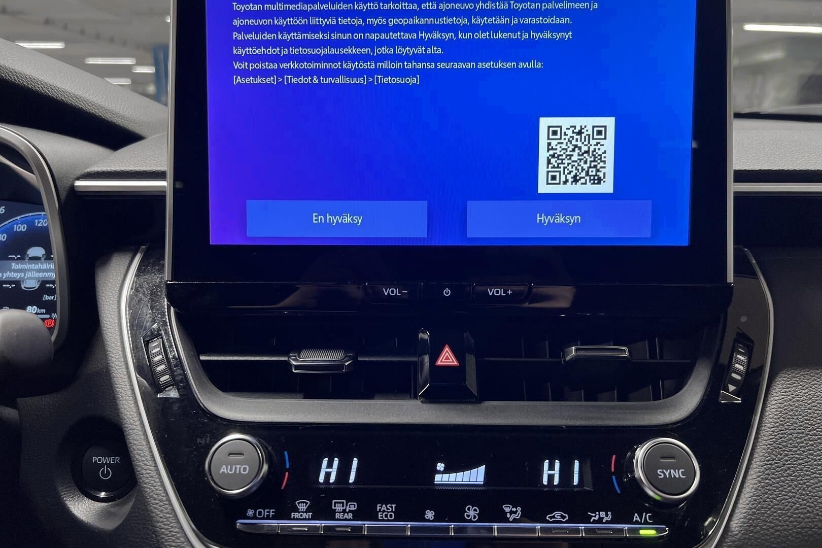 TOYOTA COROLLA CROSS iso kuva 15