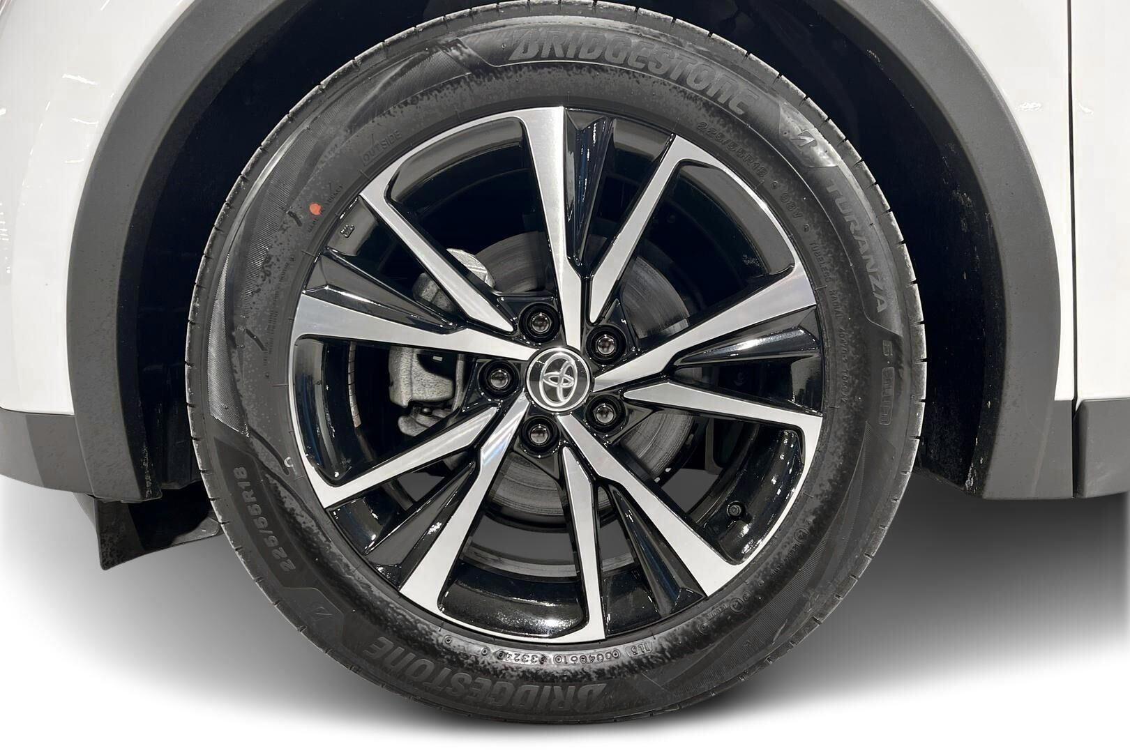 TOYOTA C-HR iso kuva 12