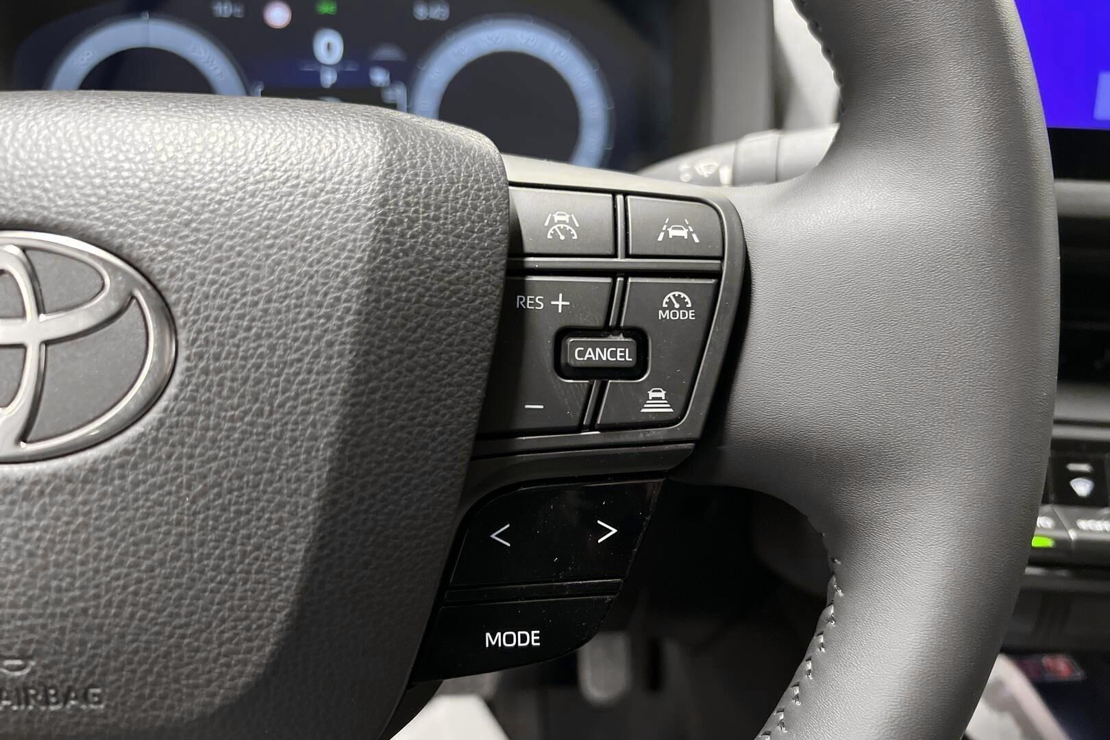 TOYOTA C-HR iso kuva 16