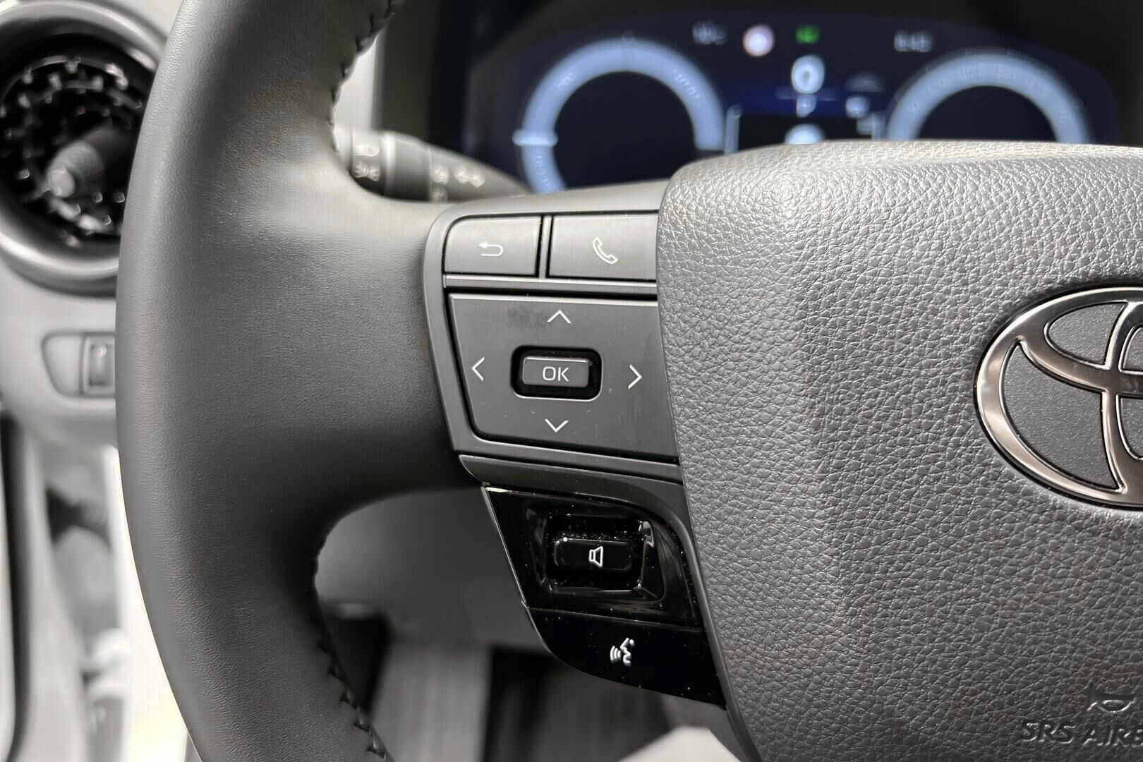 TOYOTA C-HR iso kuva 17