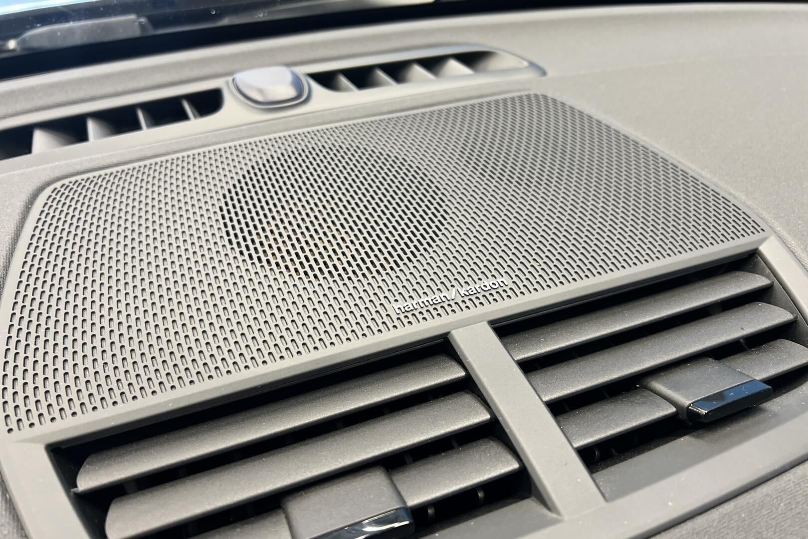 POLESTAR 2 iso kuva 23