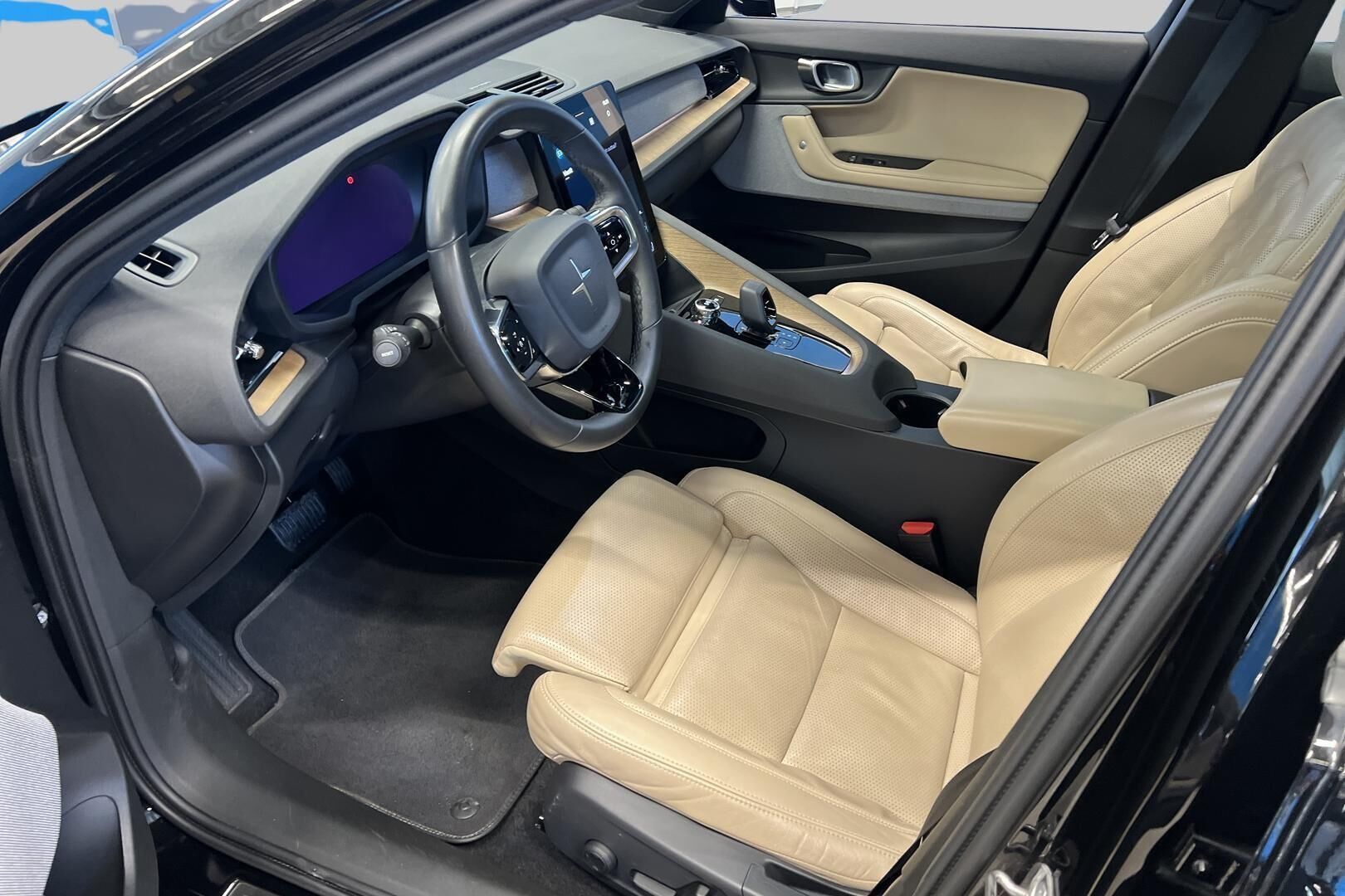 POLESTAR 2 iso kuva 9