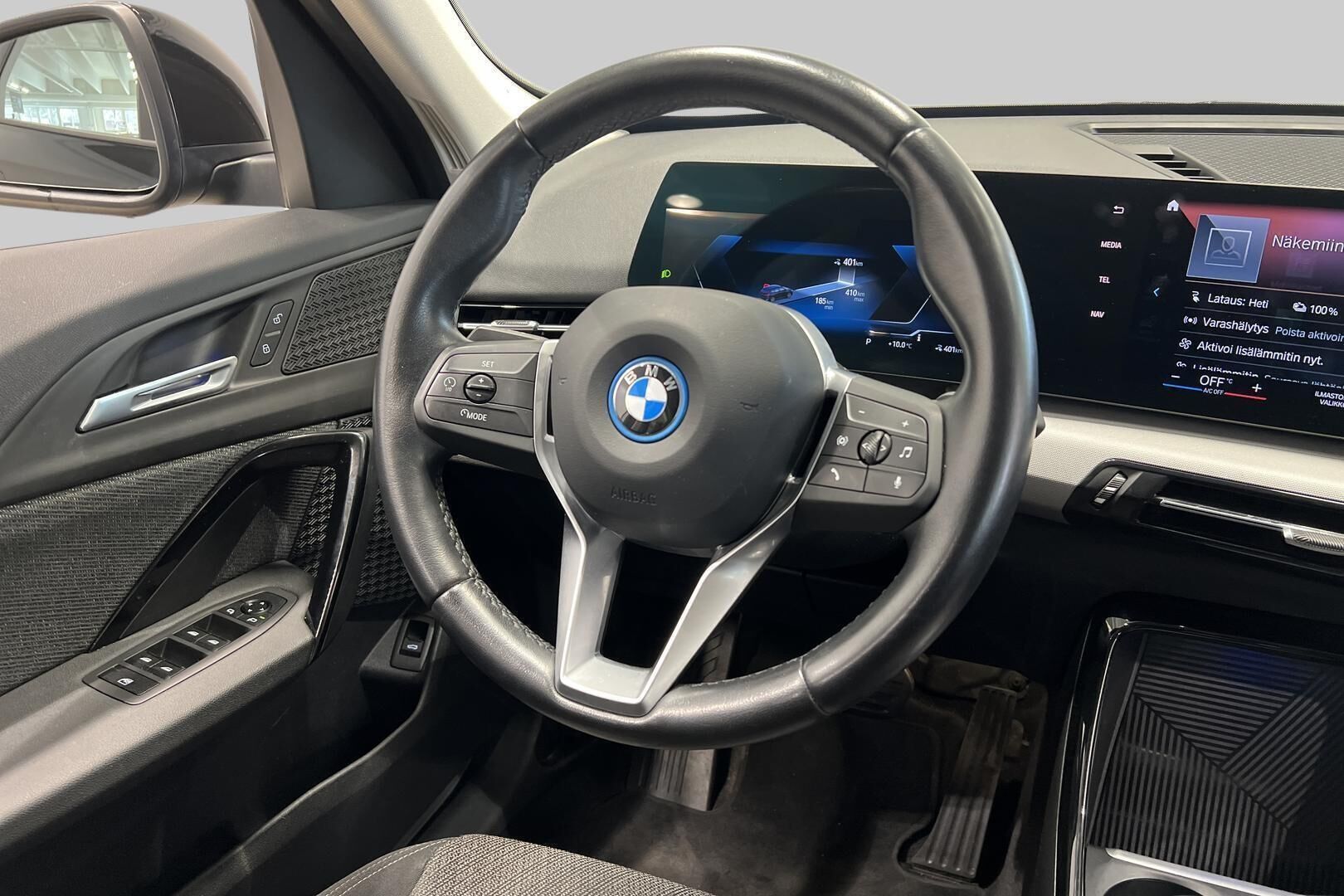 BMW IX1 iso kuva 13