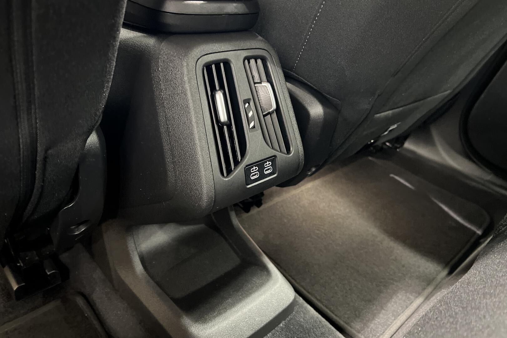 BMW IX1 iso kuva 29