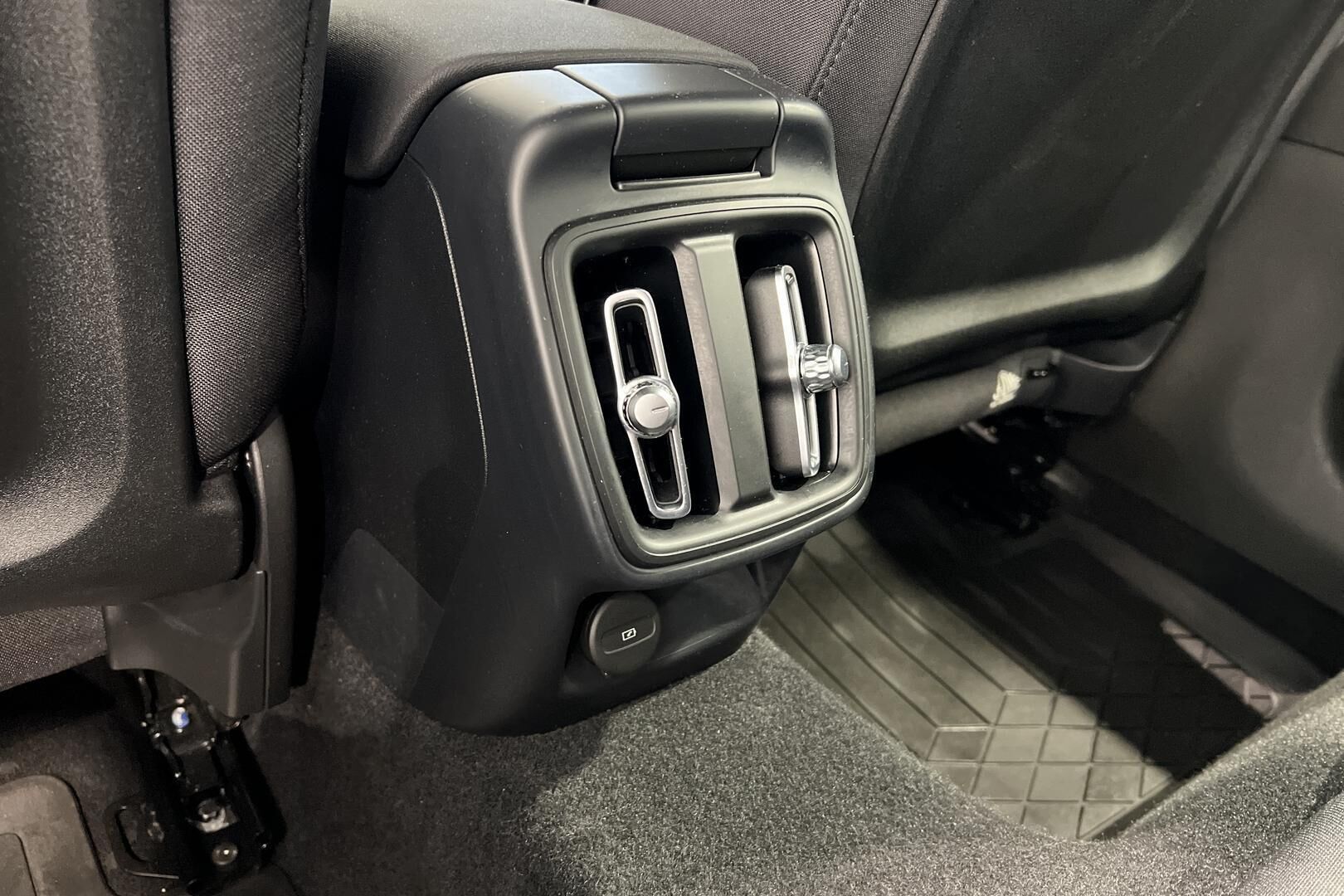 POLESTAR 2 iso kuva 14
