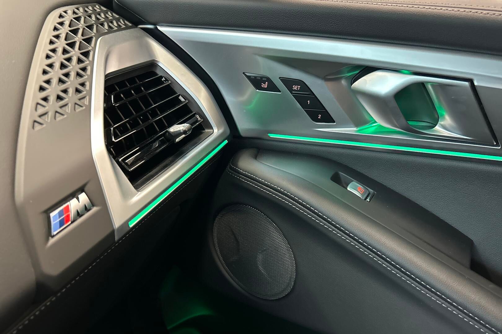 BMW XM iso kuva 30