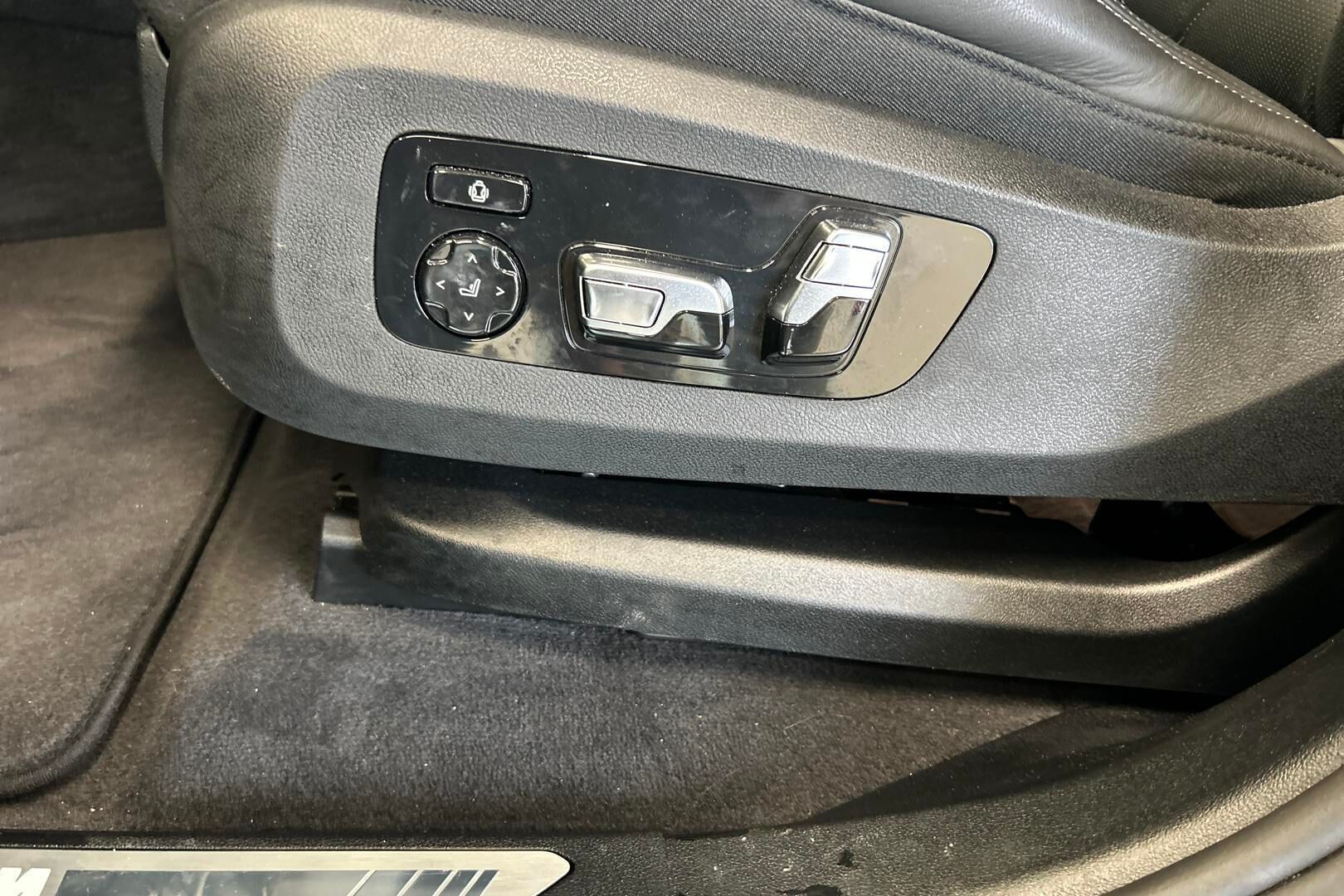 BMW XM iso kuva 33