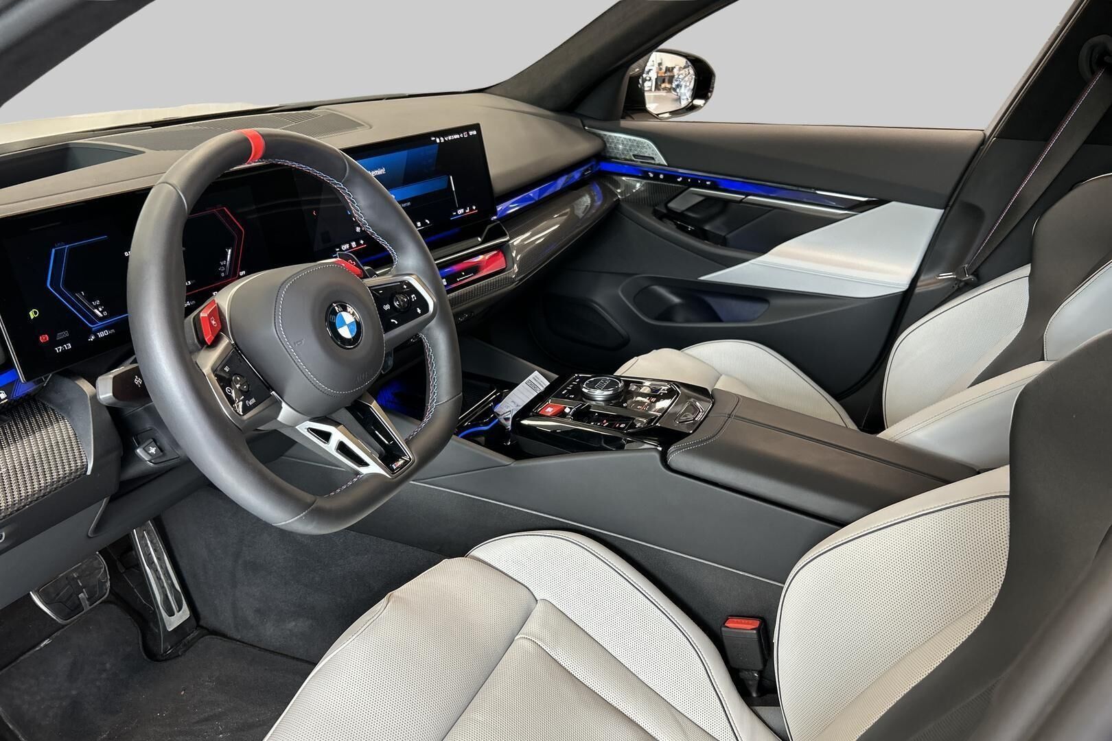 BMW M5 iso kuva 8