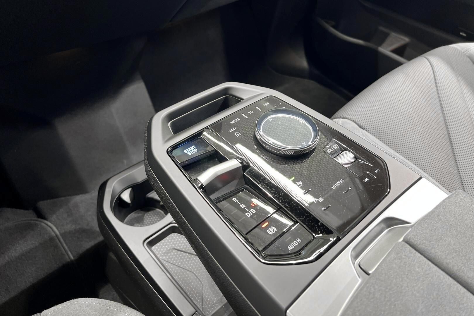 BMW IX iso kuva 23