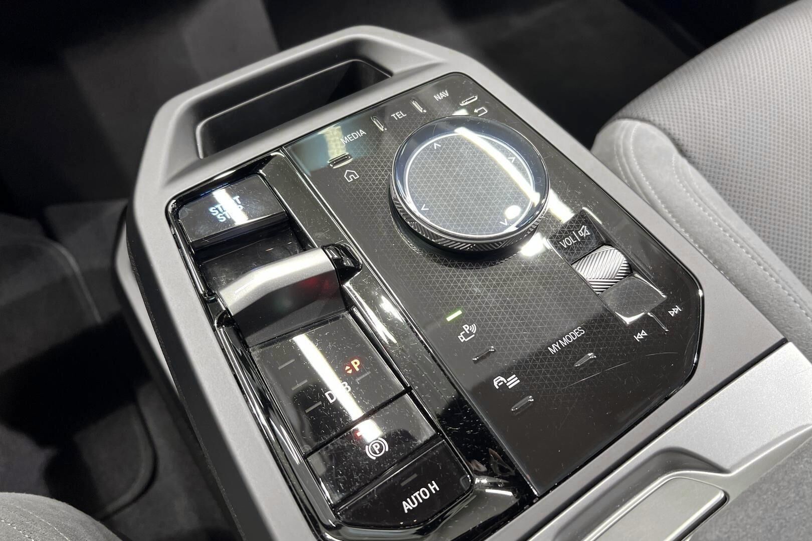 BMW IX iso kuva 24