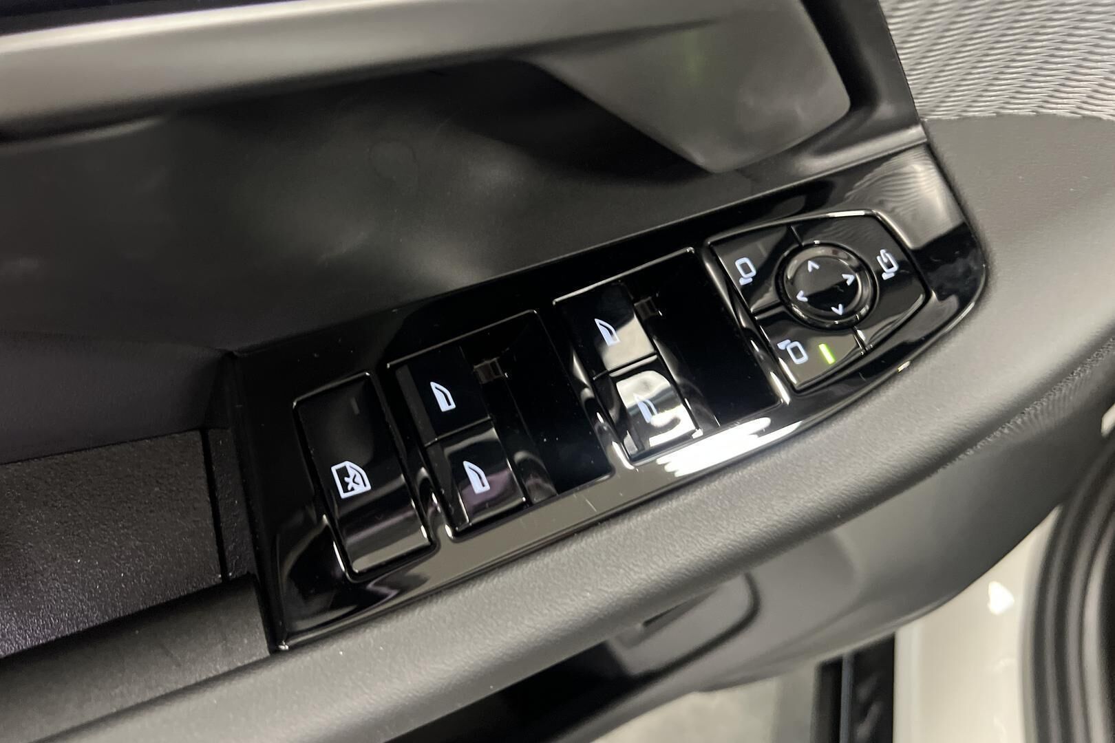 BMW I5 iso kuva 13