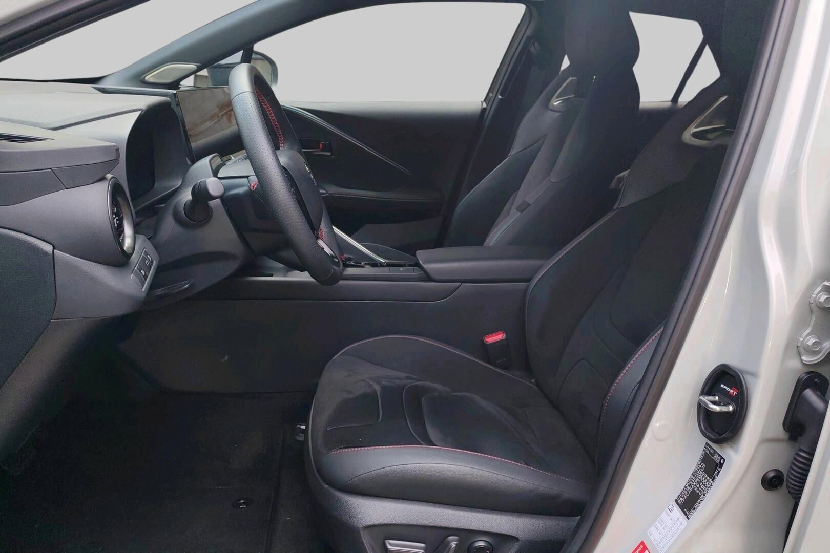 TOYOTA C-HR iso kuva 1