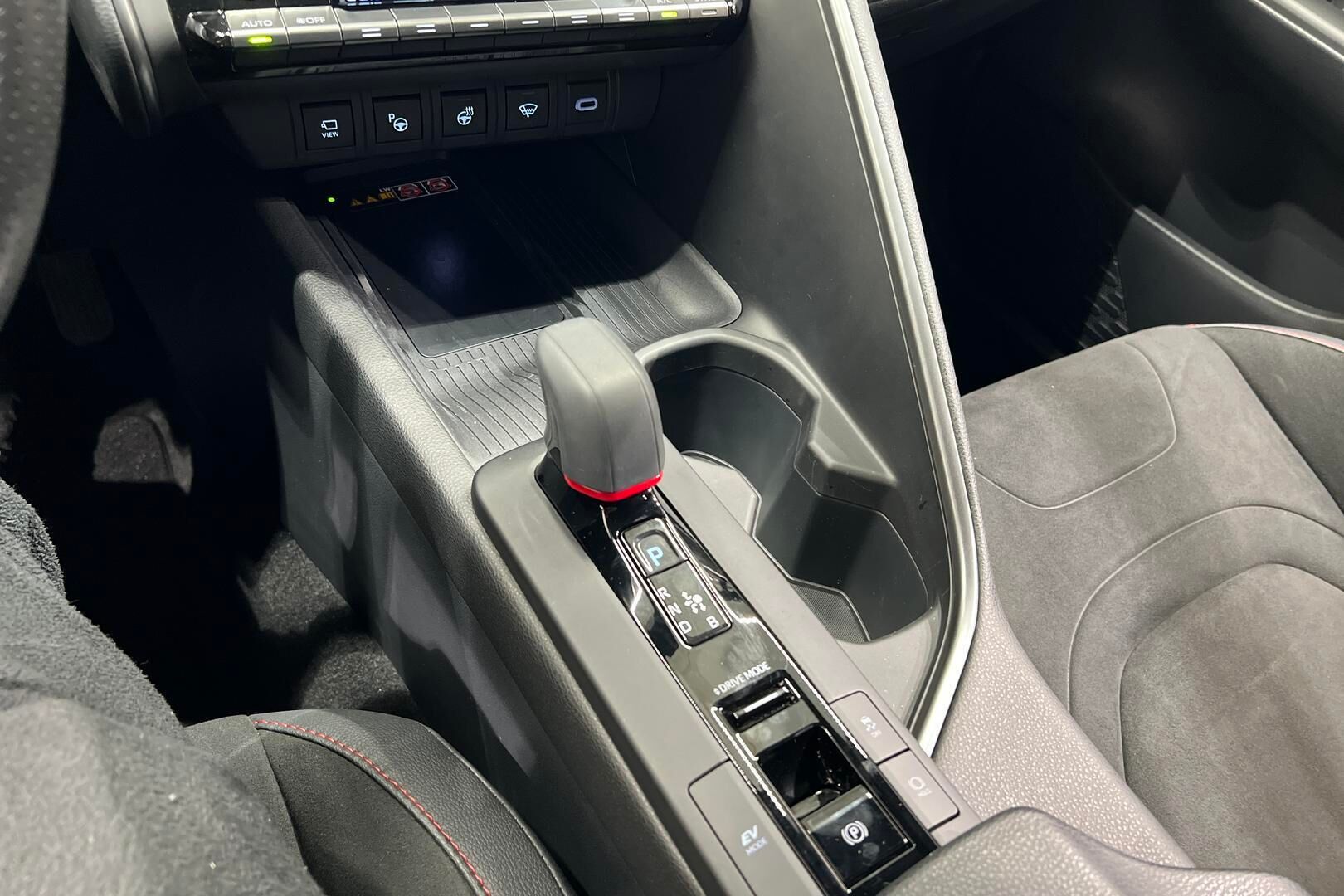 TOYOTA C-HR iso kuva 22