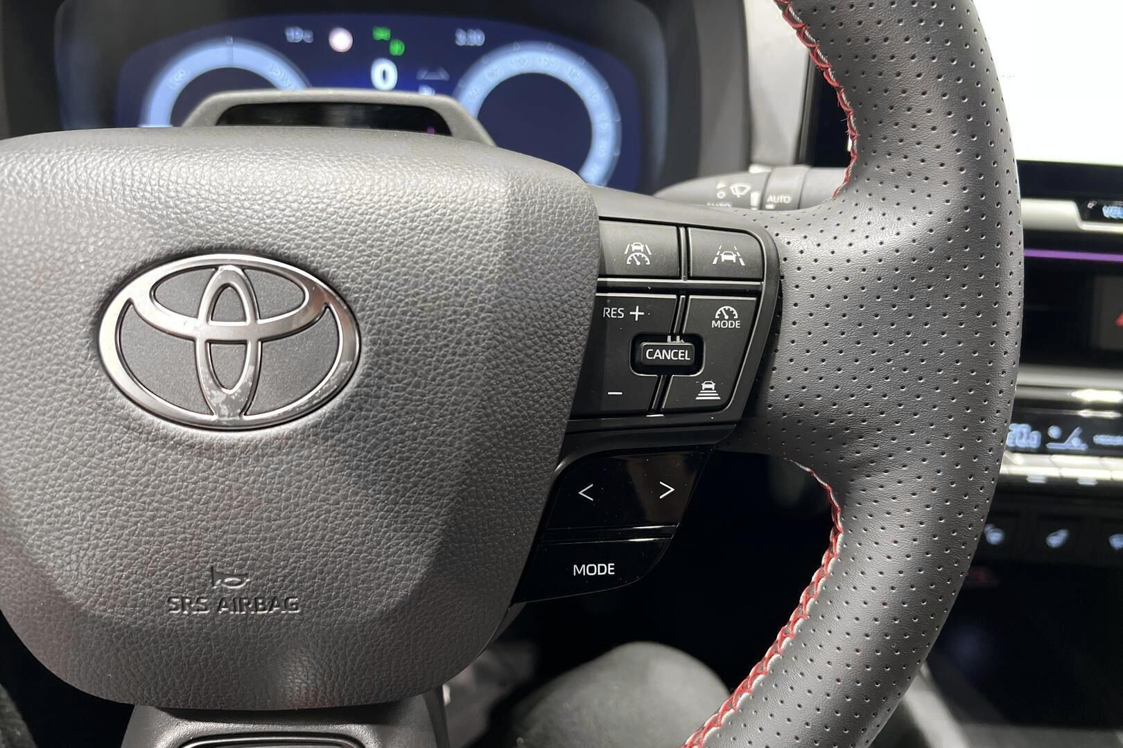 TOYOTA C-HR iso kuva 26