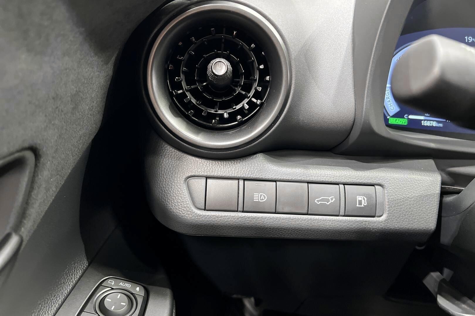 TOYOTA C-HR iso kuva 28