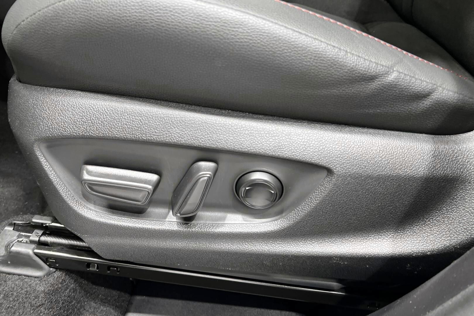 TOYOTA C-HR iso kuva 30