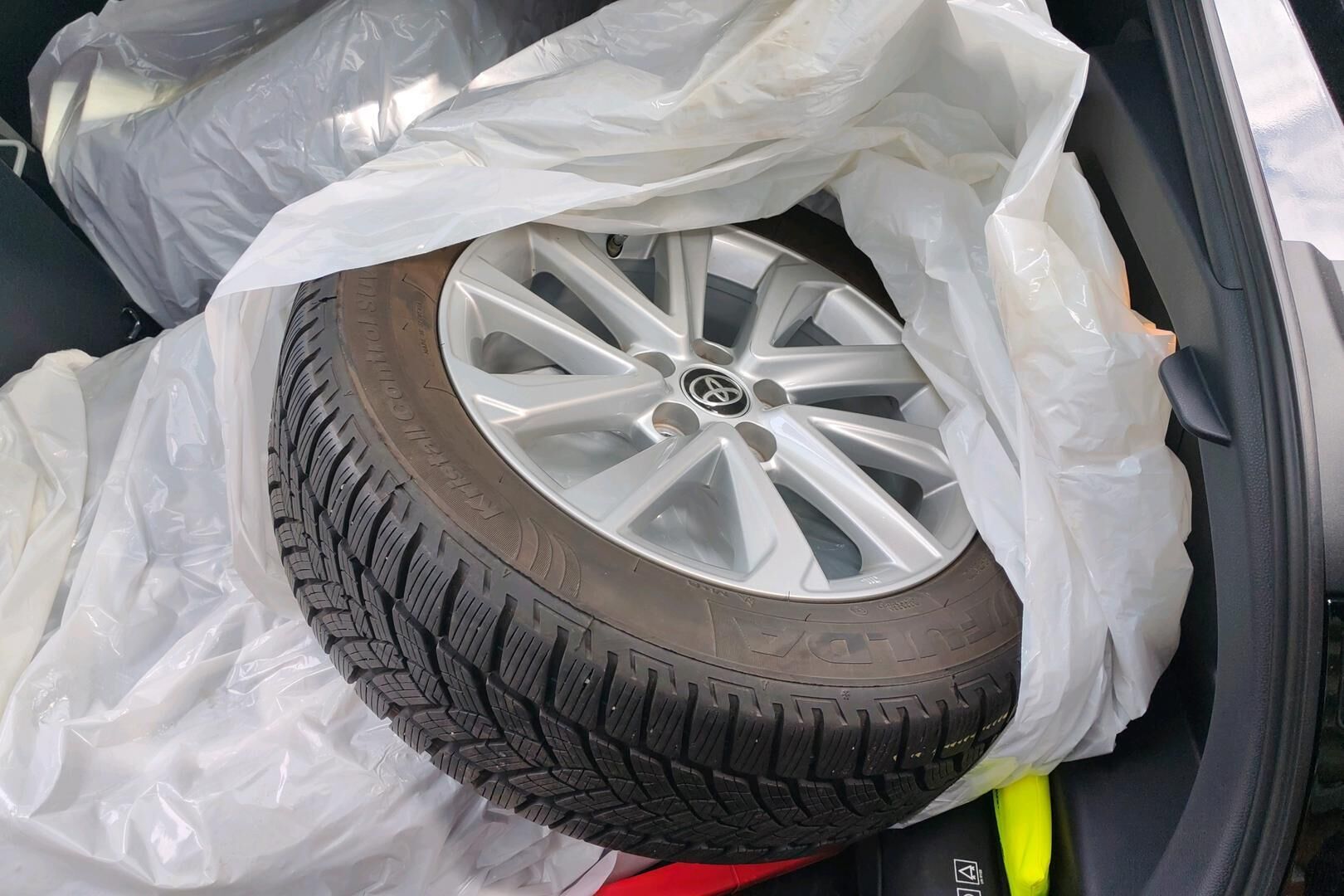 TOYOTA C-HR iso kuva 5