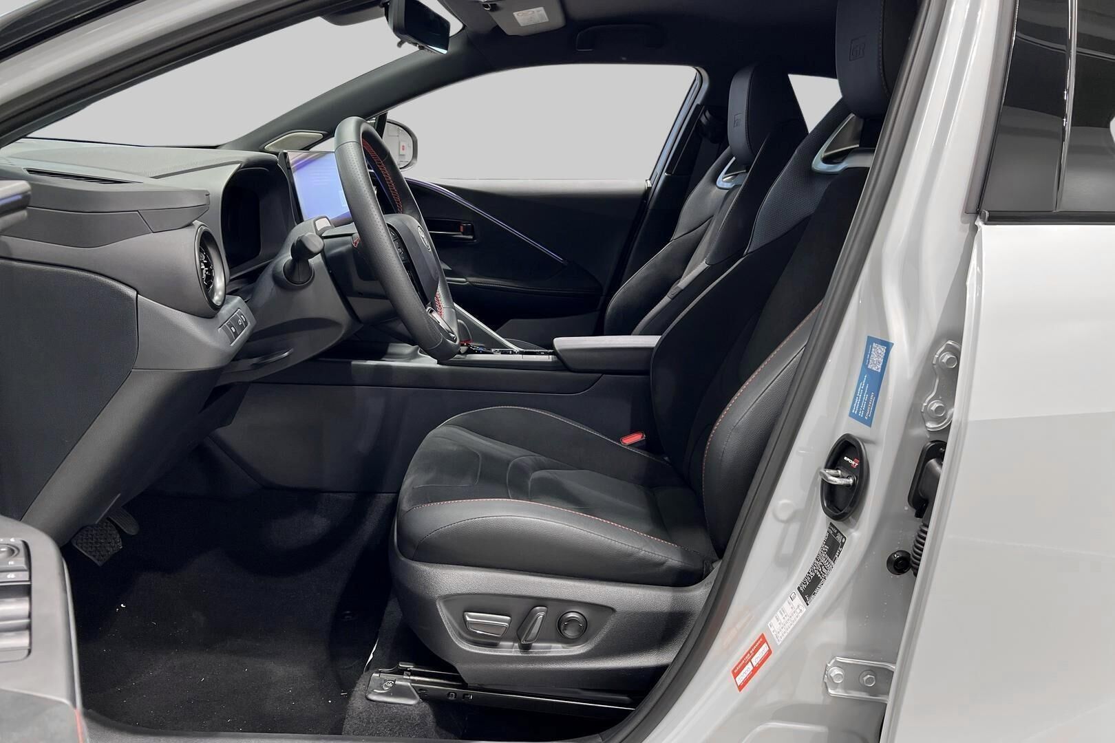 TOYOTA C-HR iso kuva 9