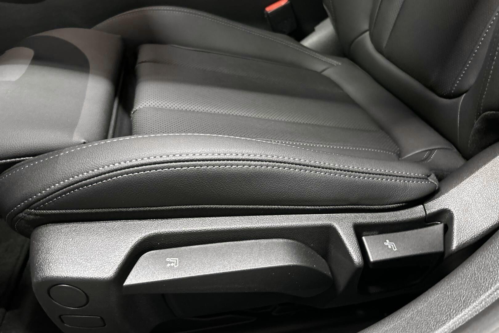 BMW I4 iso kuva 30