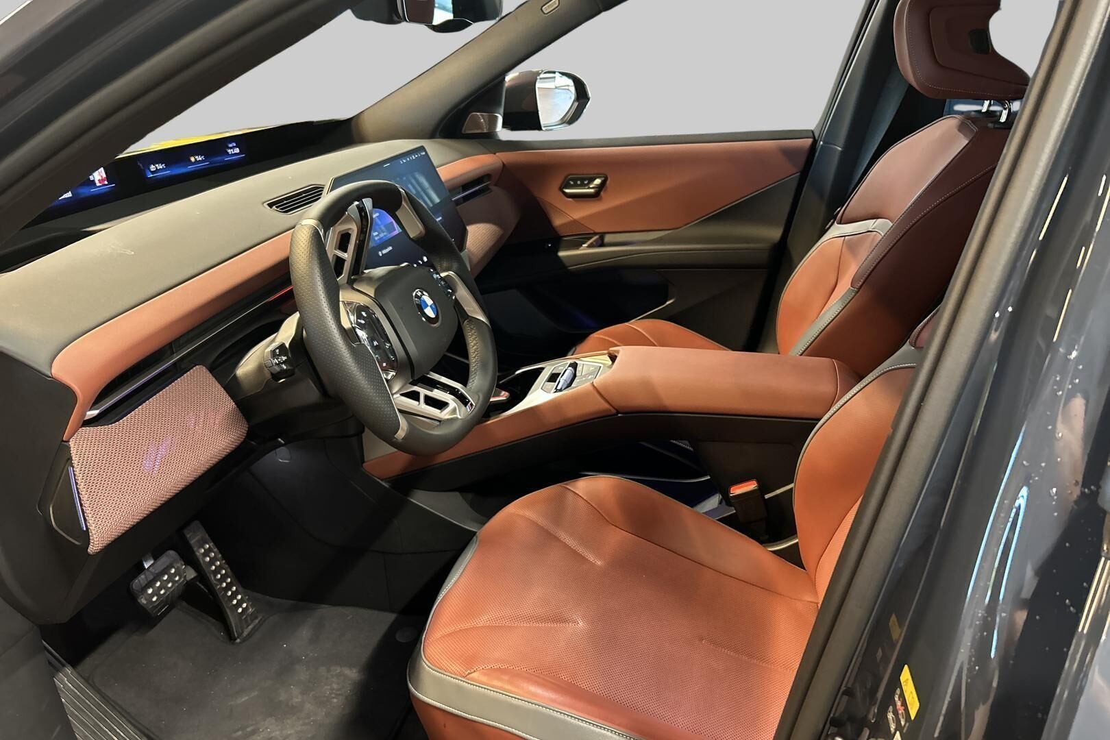 BMW IX3 iso kuva 8