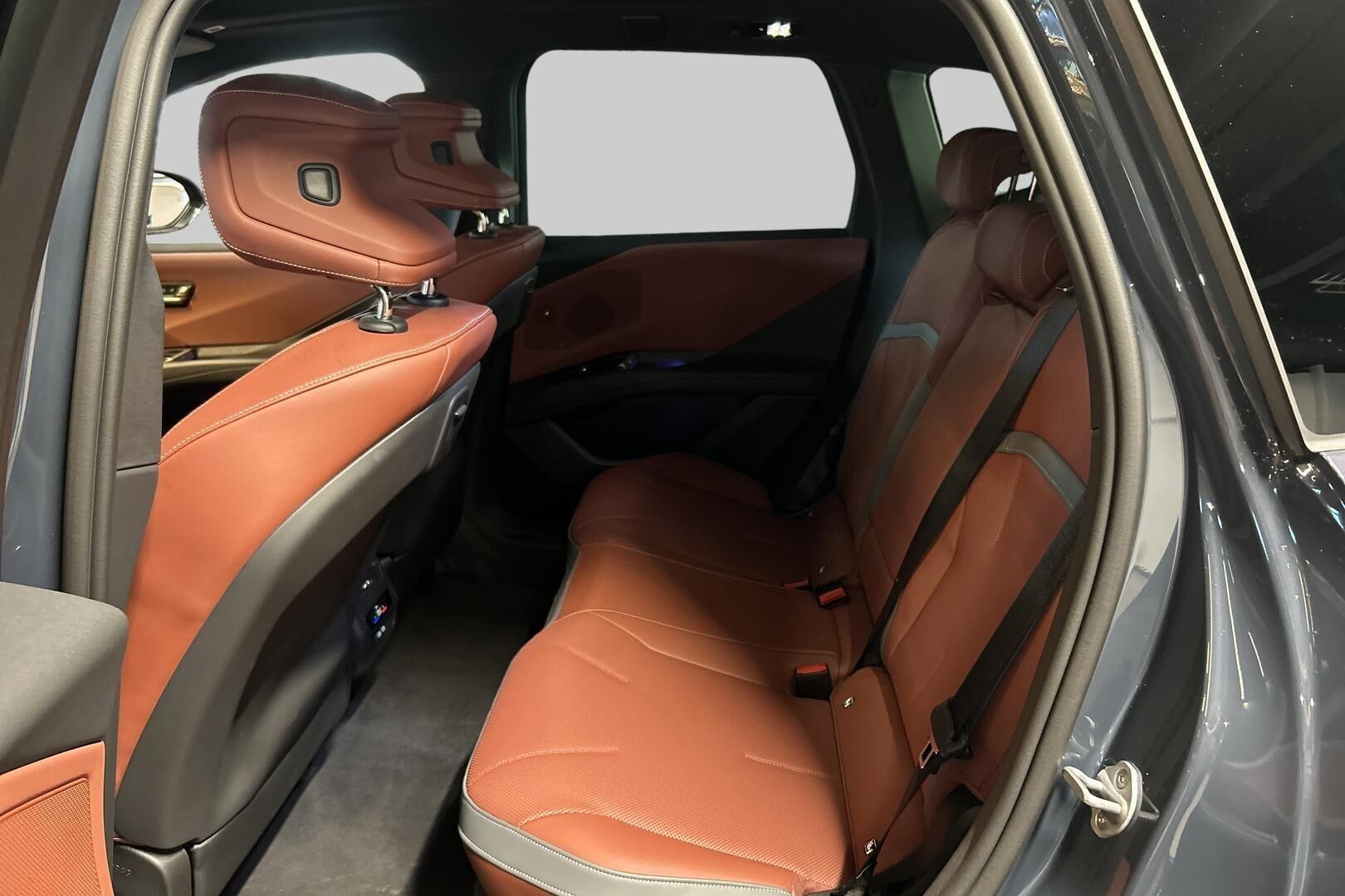 BMW IX3 iso kuva 9