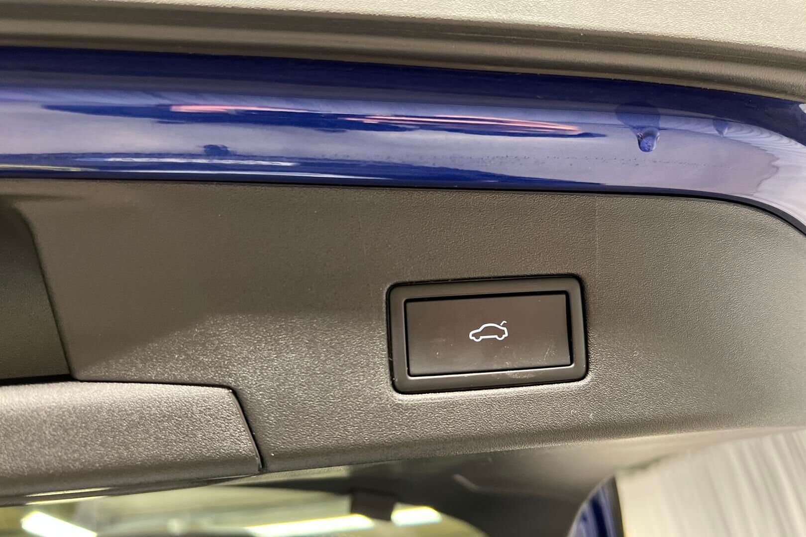 VOLKSWAGEN ID.4 iso kuva 21