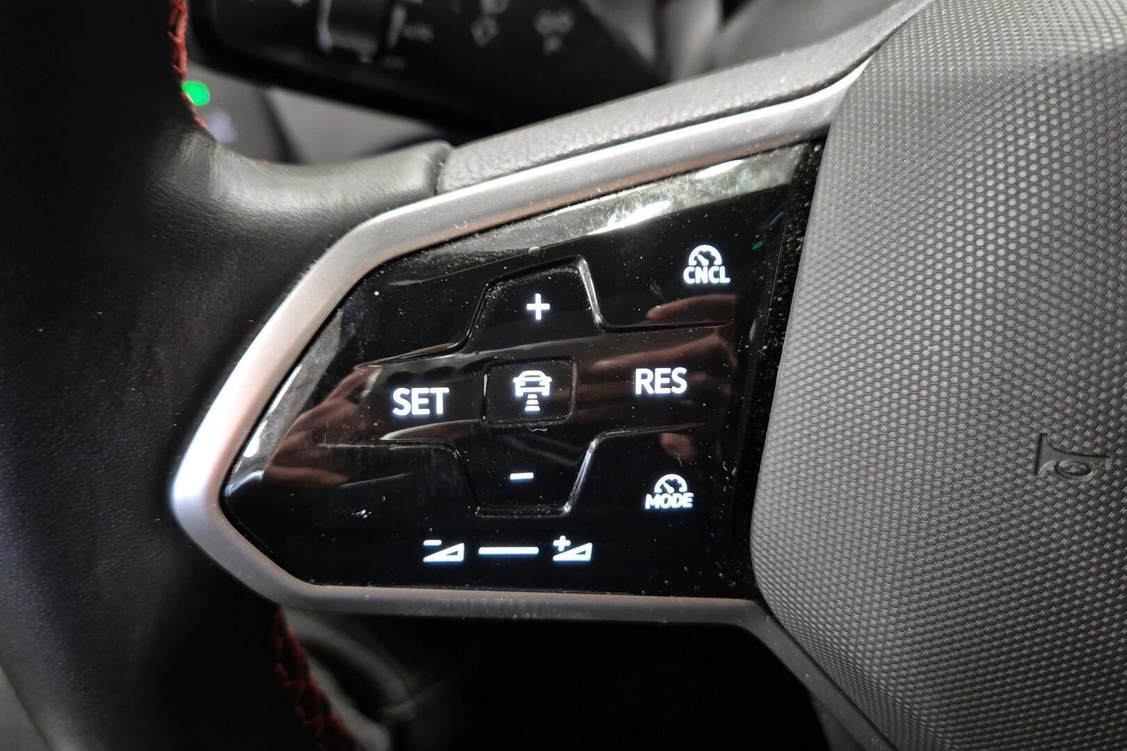 VOLKSWAGEN ID.4 iso kuva 9