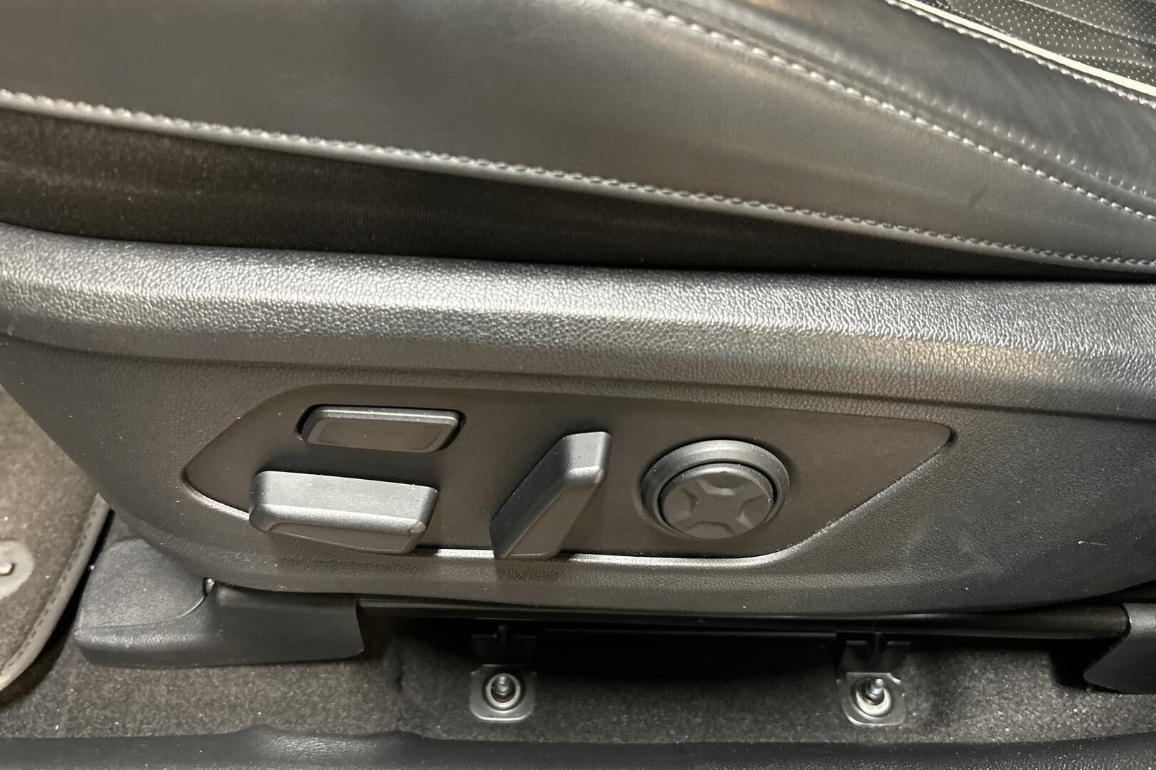 KIA Sorento iso kuva 17