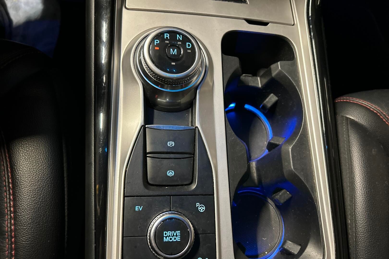 FORD EXPLORER iso kuva 15