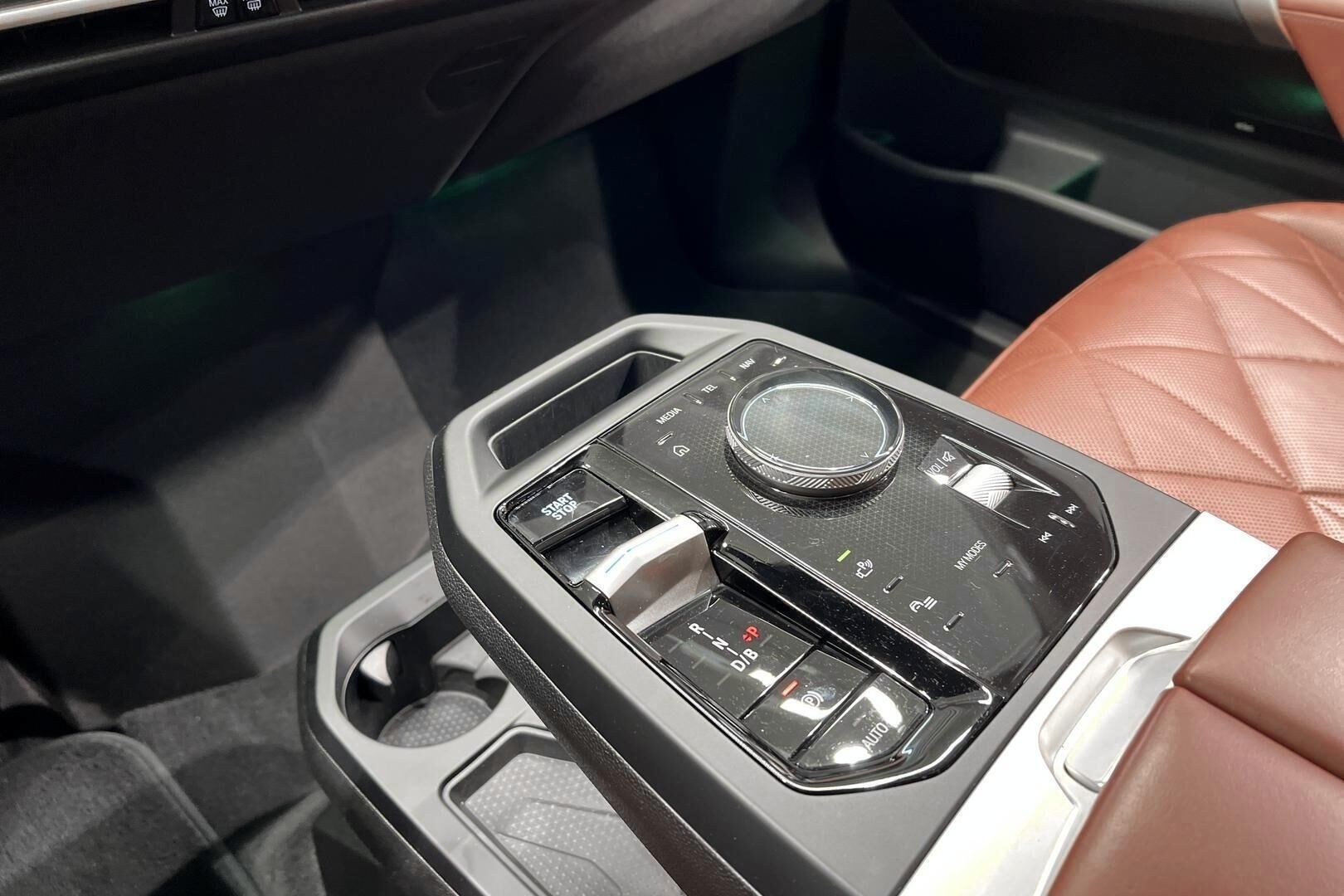 BMW IX iso kuva 23