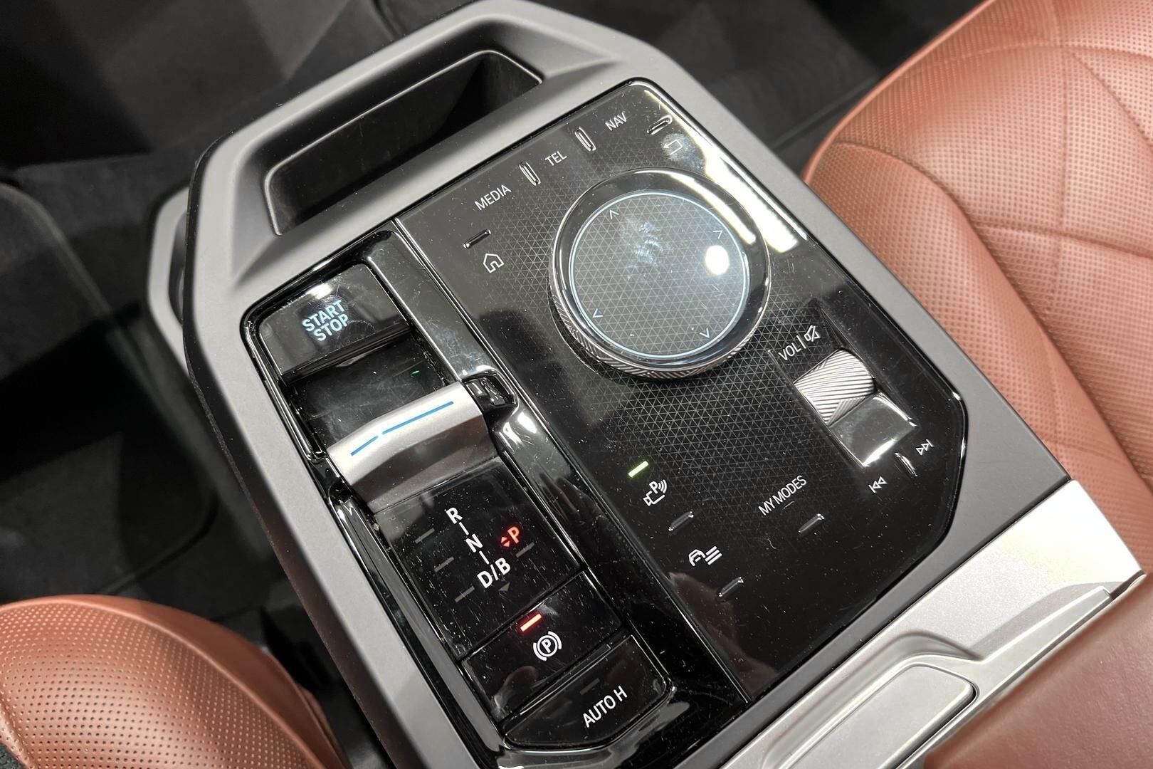 BMW IX iso kuva 24