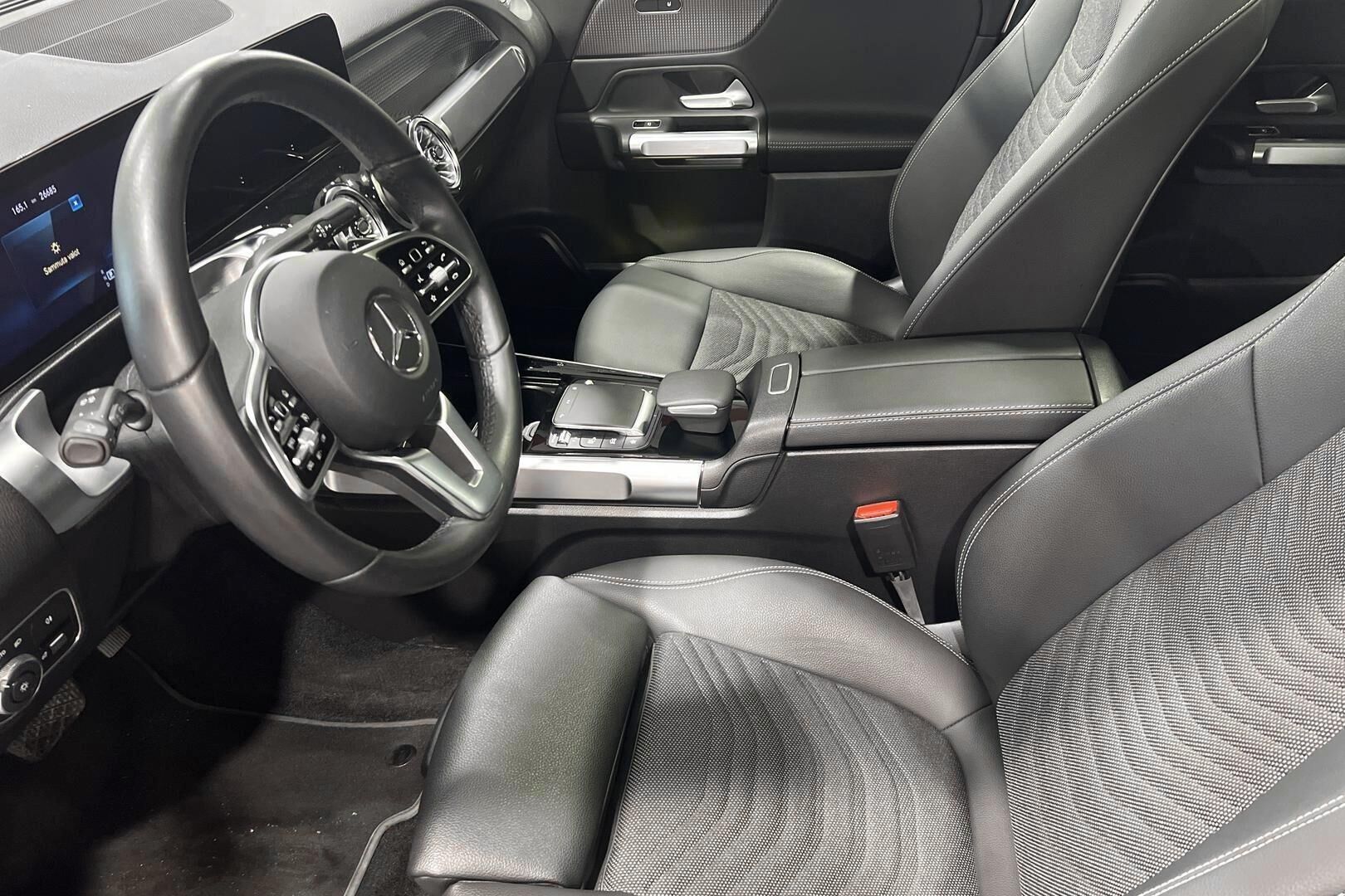 MERCEDES-BENZ EQB iso kuva 9