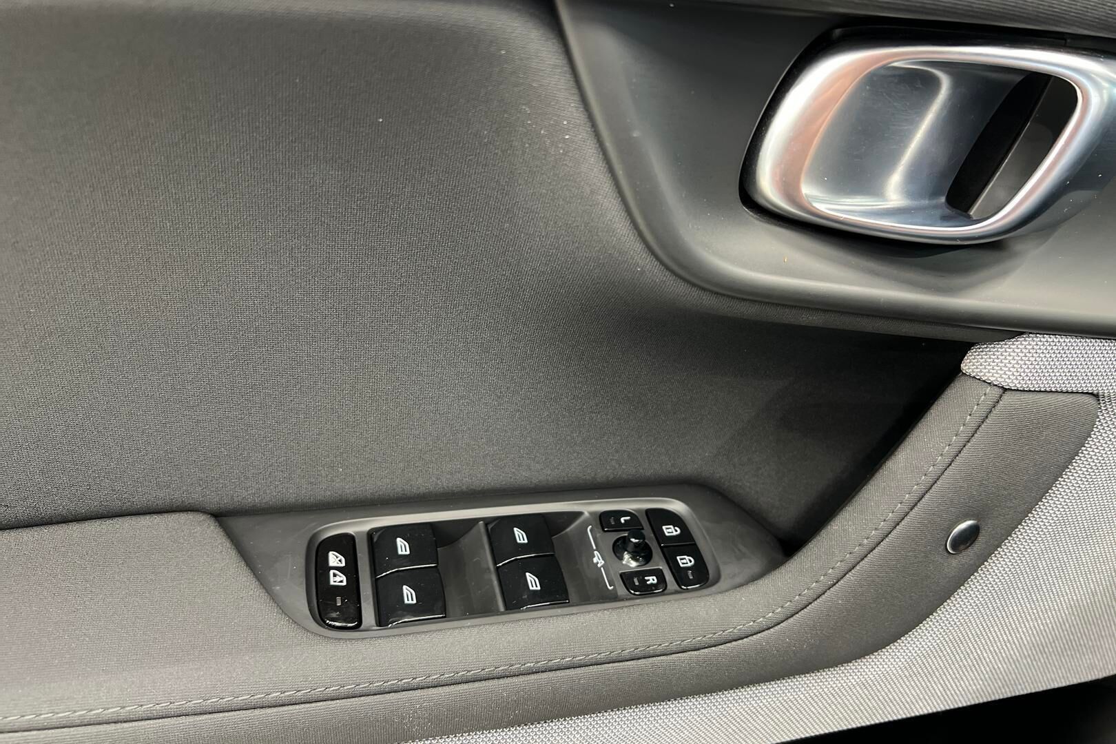 POLESTAR 2 iso kuva 35