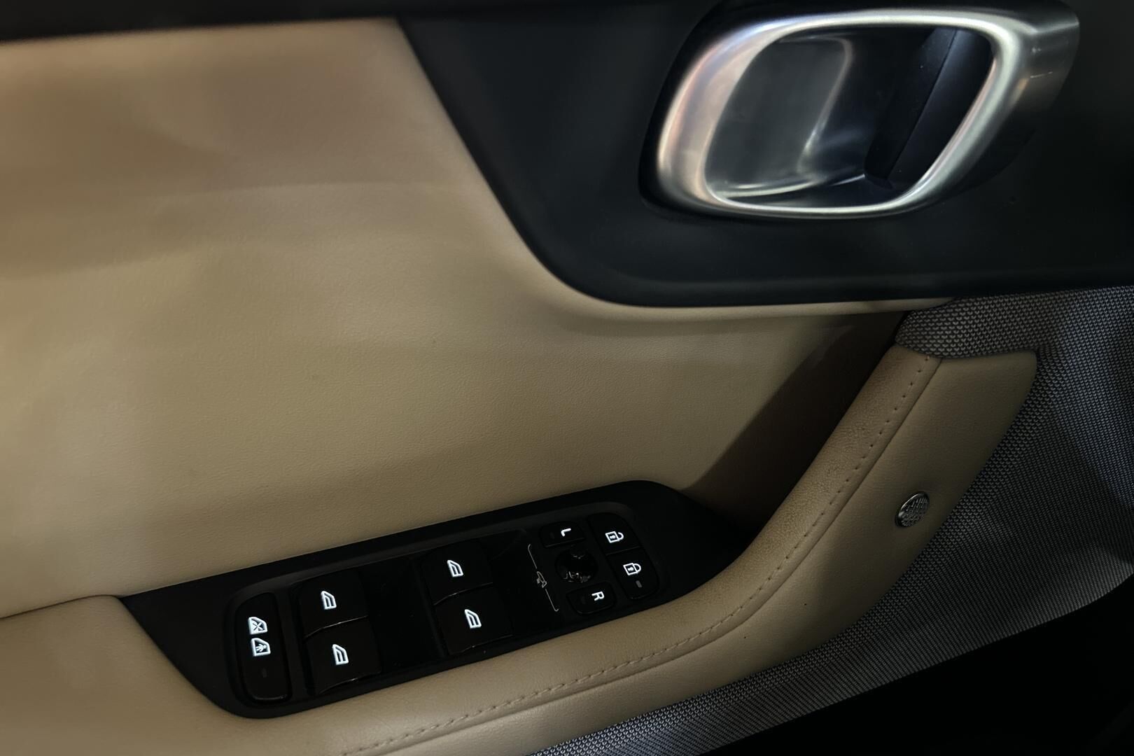 POLESTAR 2 iso kuva 23