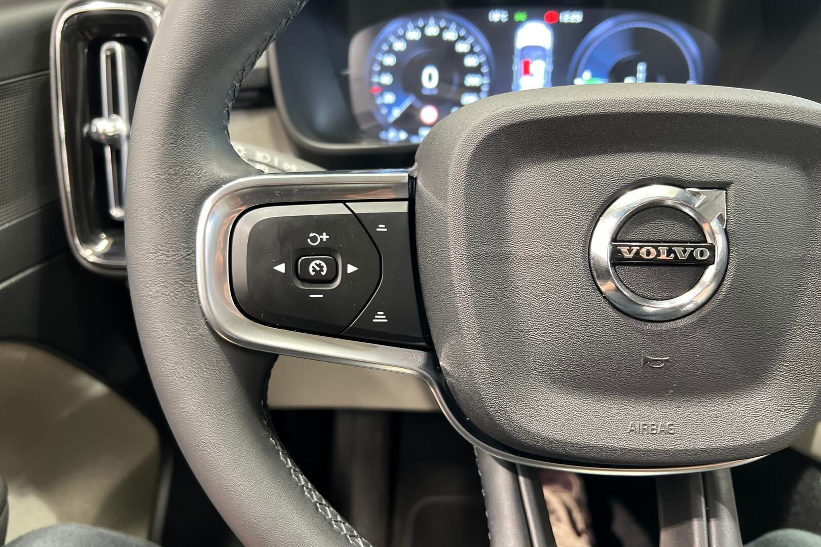 VOLVO XC40 iso kuva 14