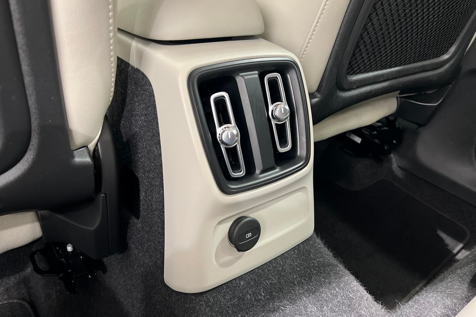 VOLVO XC40 iso kuva 33