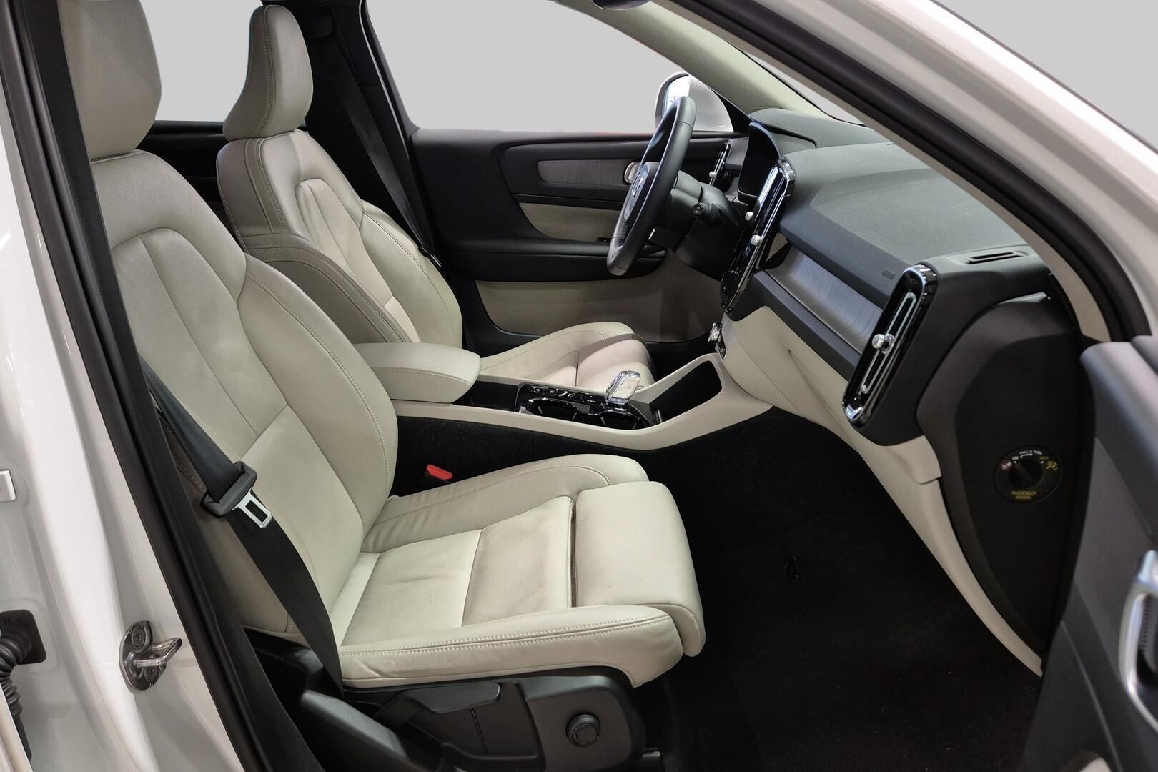 VOLVO XC40 iso kuva 4