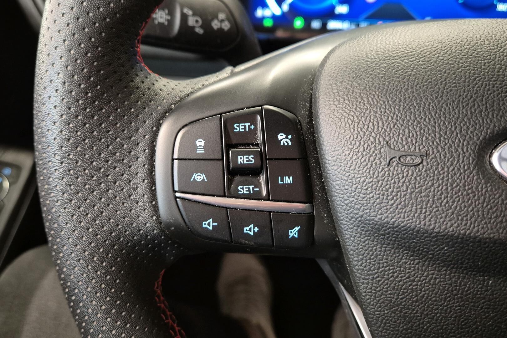 FORD KUGA iso kuva 5